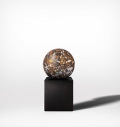 Sphère de météorite provenant de la météorite Seymchan avec des gemmes d'olivine de couleur ambre