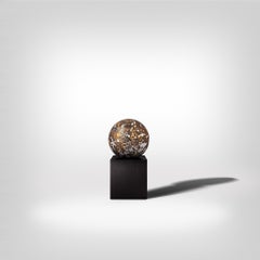 Sphère de météorite provenant de la météorite Seymchan avec des gemmes d'olivine de couleur ambre