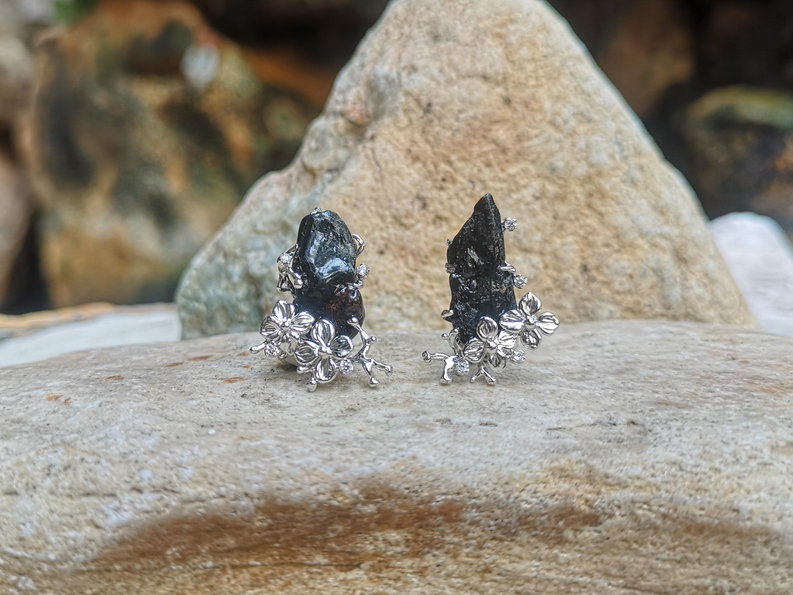 Contemporain Boucles d'oreilles Meteorite avec diamants sertis en or blanc 18 carats en vente
