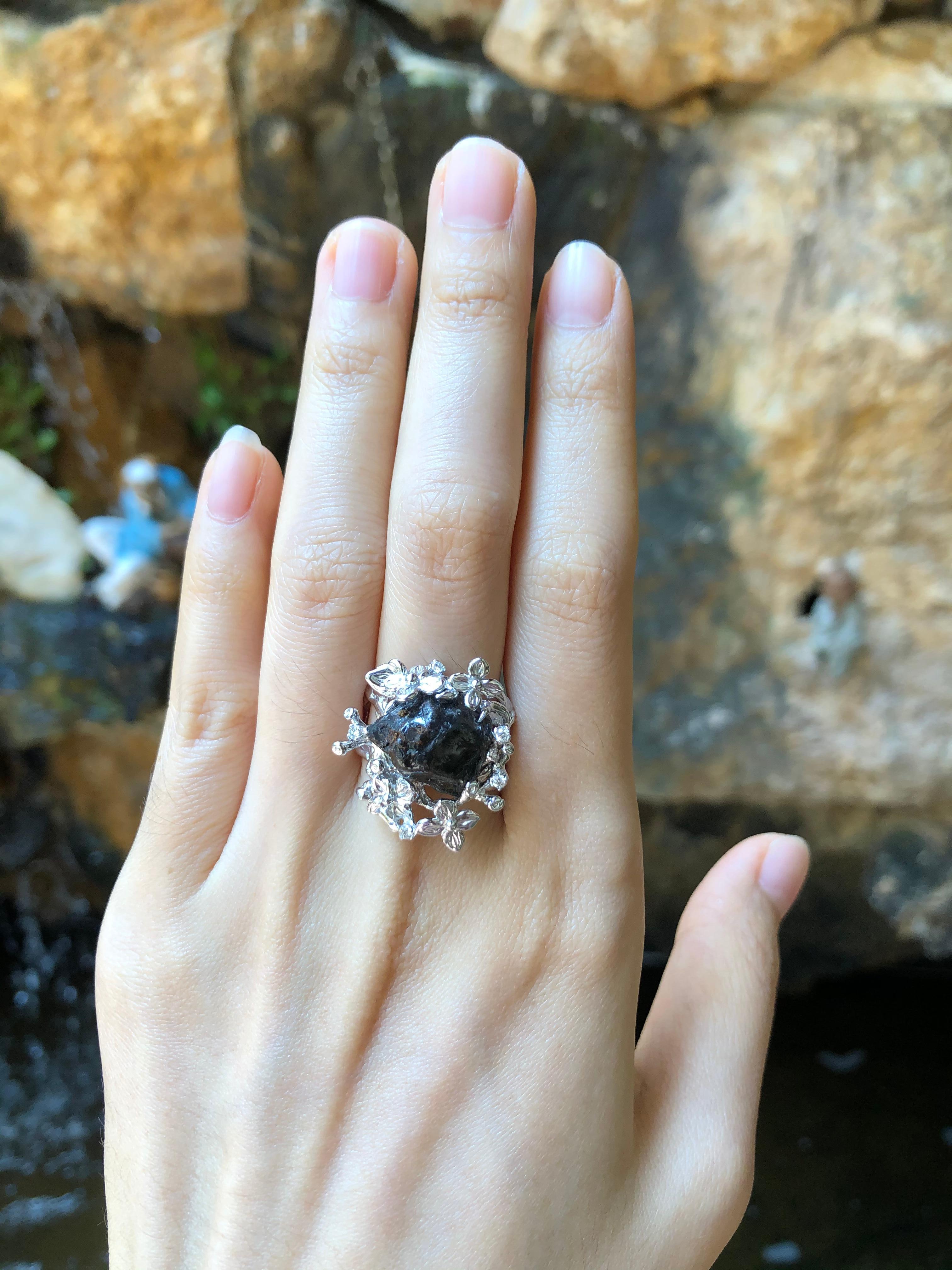 Contemporain Bague Meteorite avec diamants sertie dans des montures en or blanc 18 carats en vente