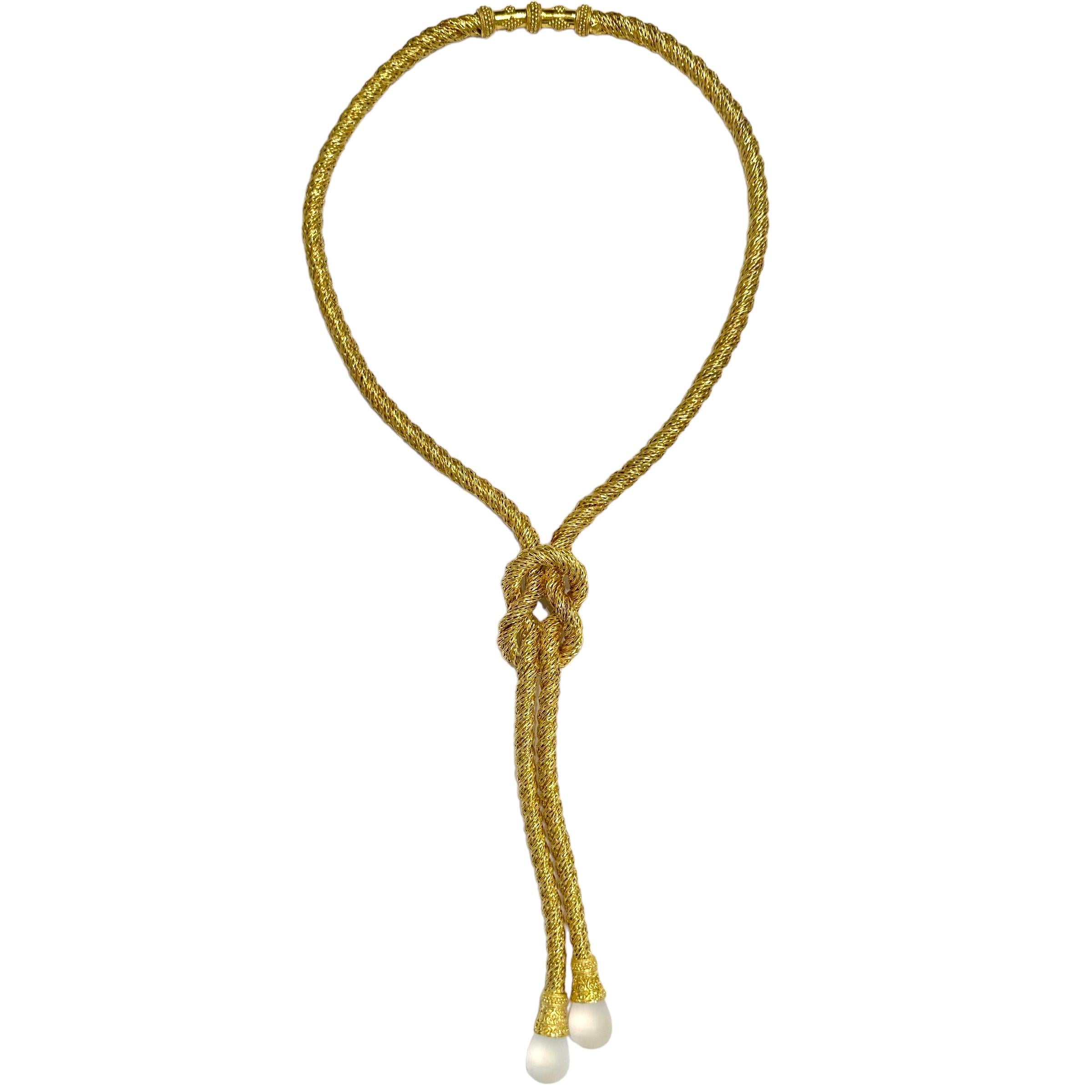 Questa audace collana girocollo in oro giallo 18 carati e cristallo di rocca naturale è sorprendente sia per la sua bellezza che per la sua costruzione dettagliata. L'intera lunghezza è una torsione di fili d'oro intricatamente intrecciati che
