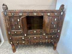 Armadietto da sposa indiano Dowry Damachiya meticolosamente dettagliato e realizzato a mano