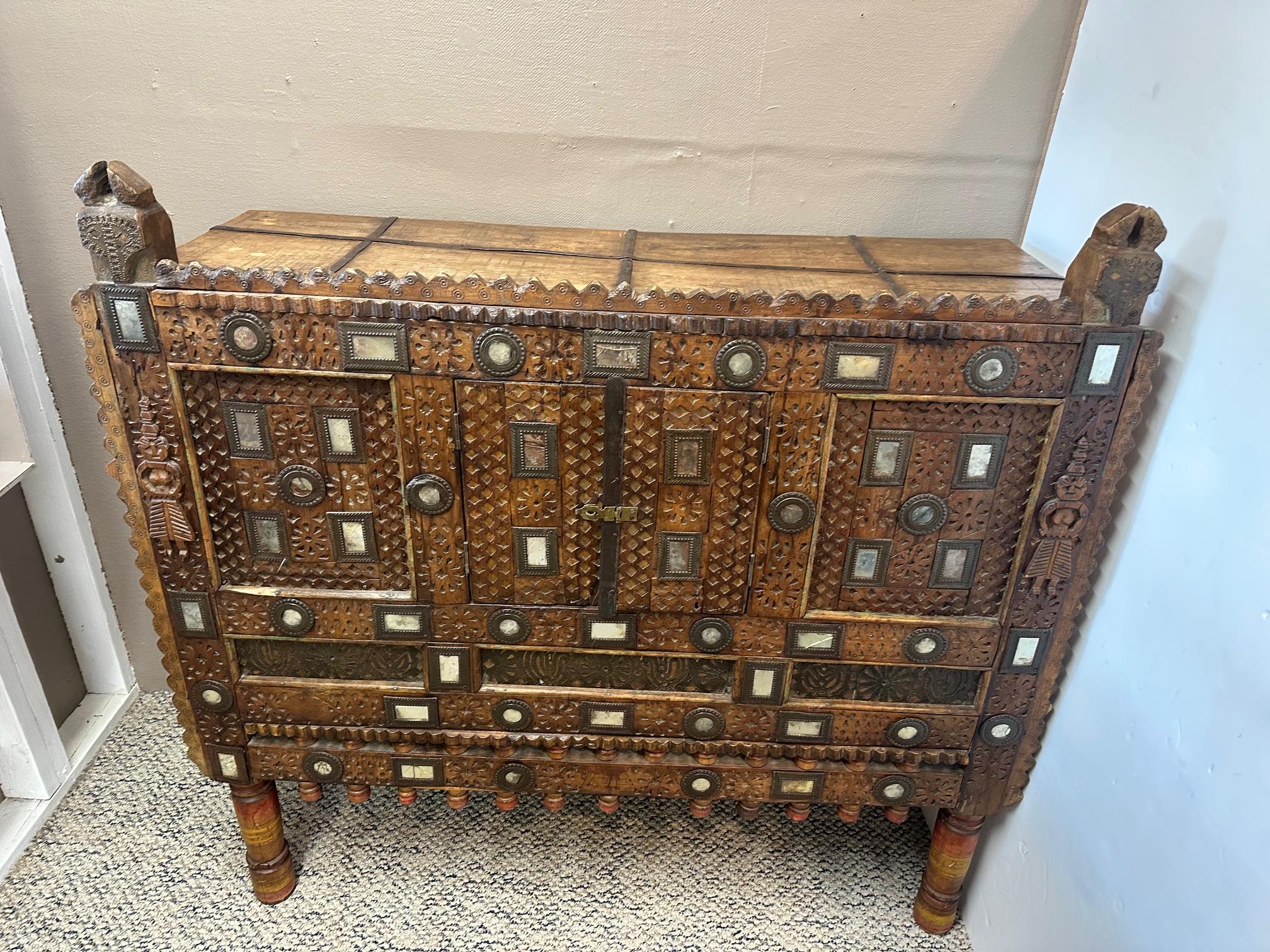 Armario cofre para novia Damachiya, dote india, meticulosamente detallado y hecho a mano en Bueno estado para la venta en Hopewell, NJ