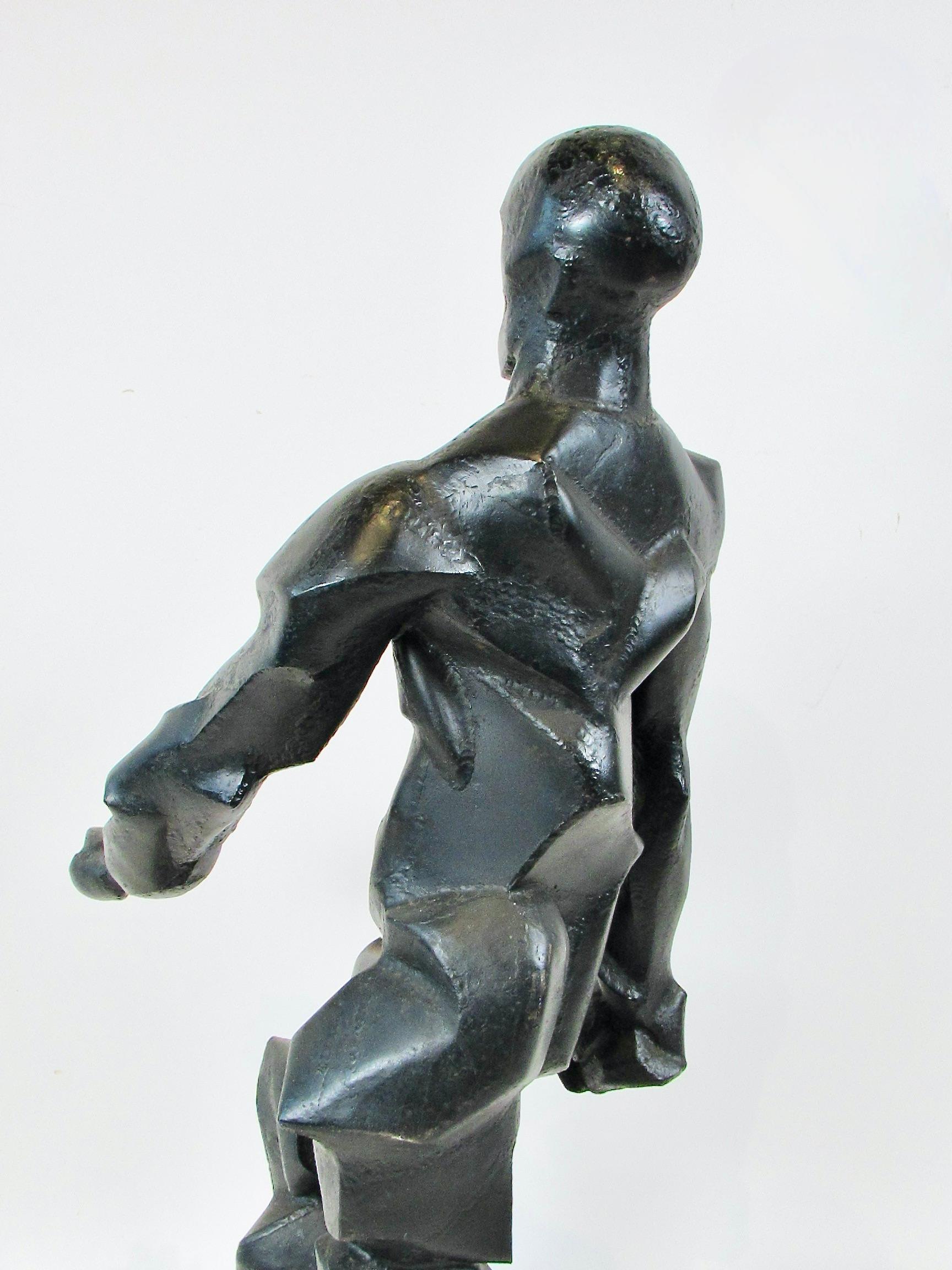 Sorgfältig geformte und geschweißte aufrechte Mannskulptur im brutalistischen Stil im Angebot 2