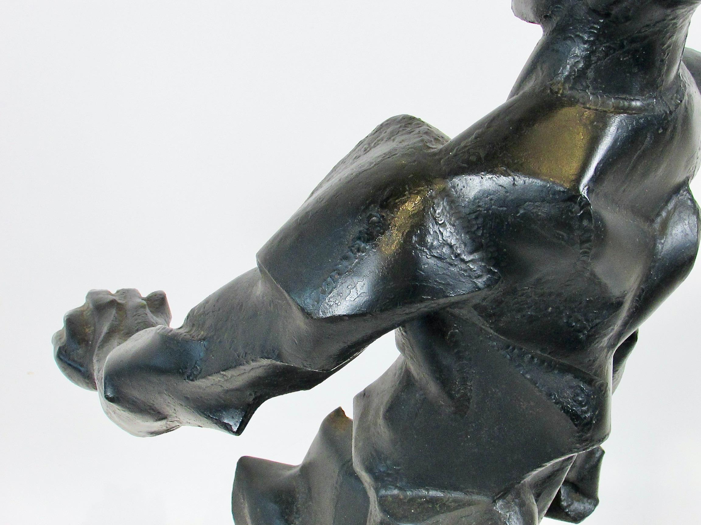 Sorgfältig geformte und geschweißte aufrechte Mannskulptur im brutalistischen Stil im Angebot 3