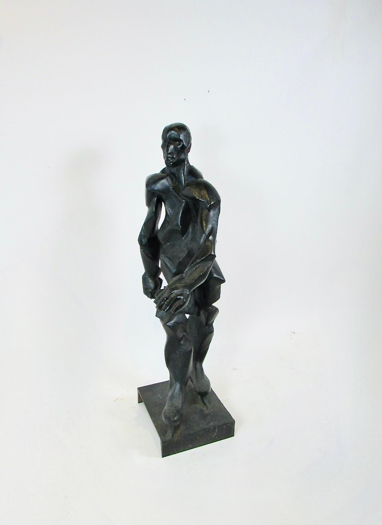 Schön geformte und konstruierte Skulptur  in einem kubistisch-brutalistischen Stil. Die außergewöhnliche Schweißung wird Teil der Form und unterstützt die Idee eines muskulösen Torsos. Stilisierte IDEA eines Mannes, der sich mit ausgestrecktem Arm