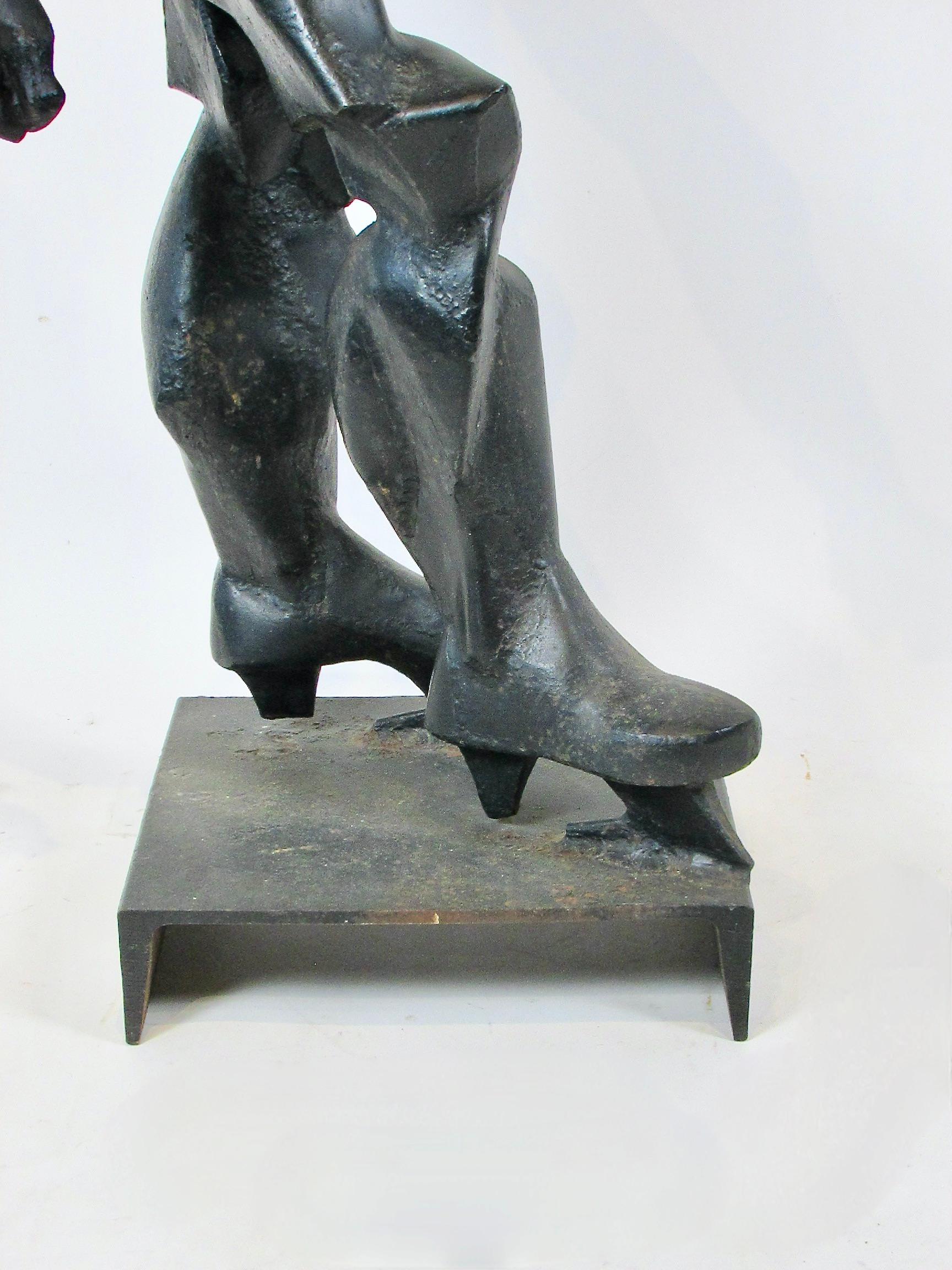 Sorgfältig geformte und geschweißte aufrechte Mannskulptur im brutalistischen Stil im Angebot 12