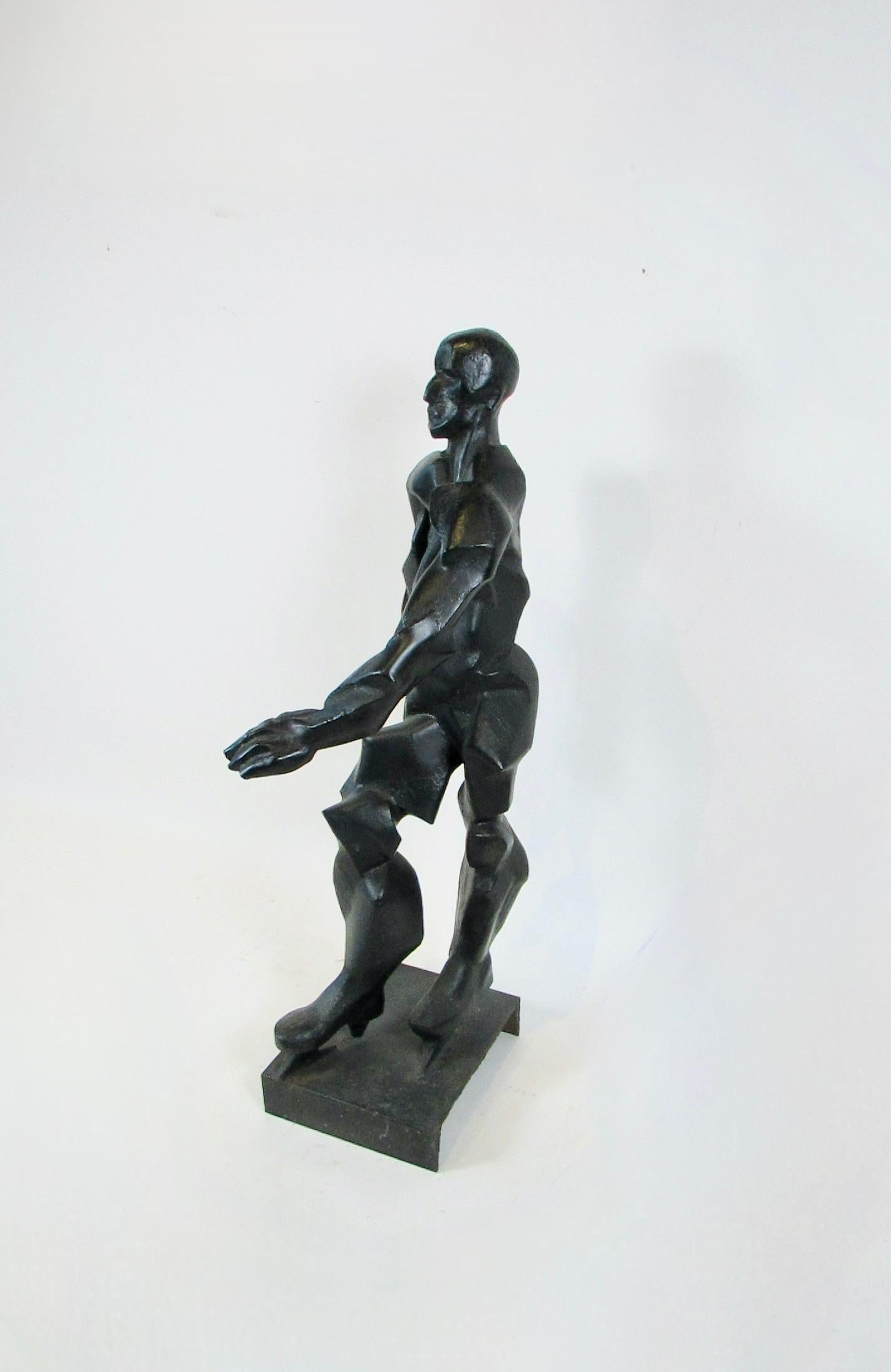 Sorgfältig geformte und geschweißte aufrechte Mannskulptur im brutalistischen Stil (Brutalismus) im Angebot