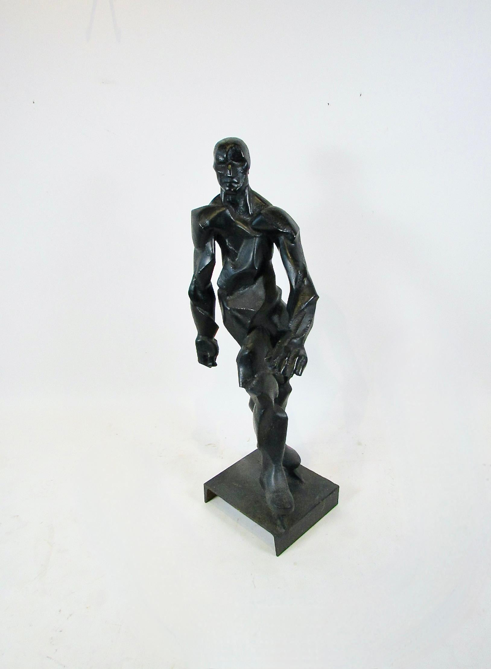 Sorgfältig geformte und geschweißte aufrechte Mannskulptur im brutalistischen Stil (amerikanisch) im Angebot