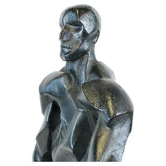 Scultura di uomo eretto meticolosamente formato e saldato in stile brutalista