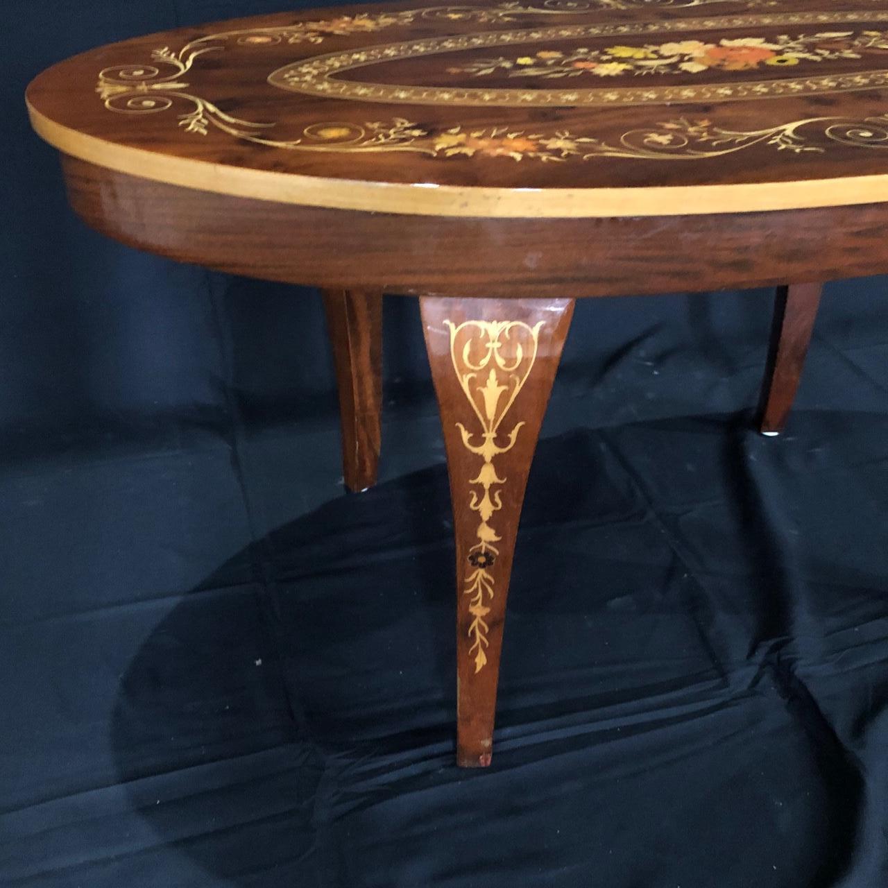 Table basse ovale italienne méticuleusement marquetée en vente 2