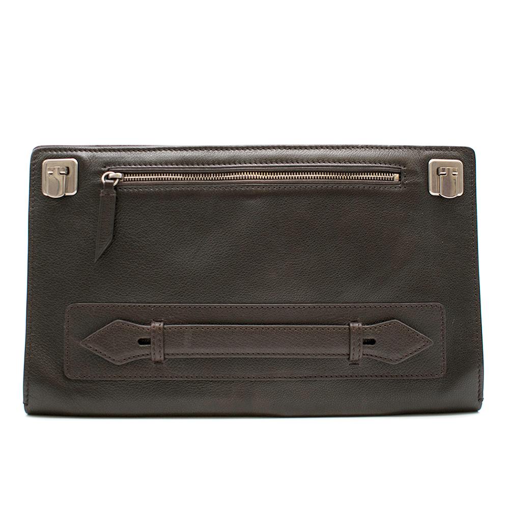 Metier Runaway I Essentials Portfolio Buffalo Cacao. Elegantly fixes your wallet, keys, boarding pass, metro card and passport into place. Can also be folded in half and worn with a strap, or carried on its own

Please note, these items are