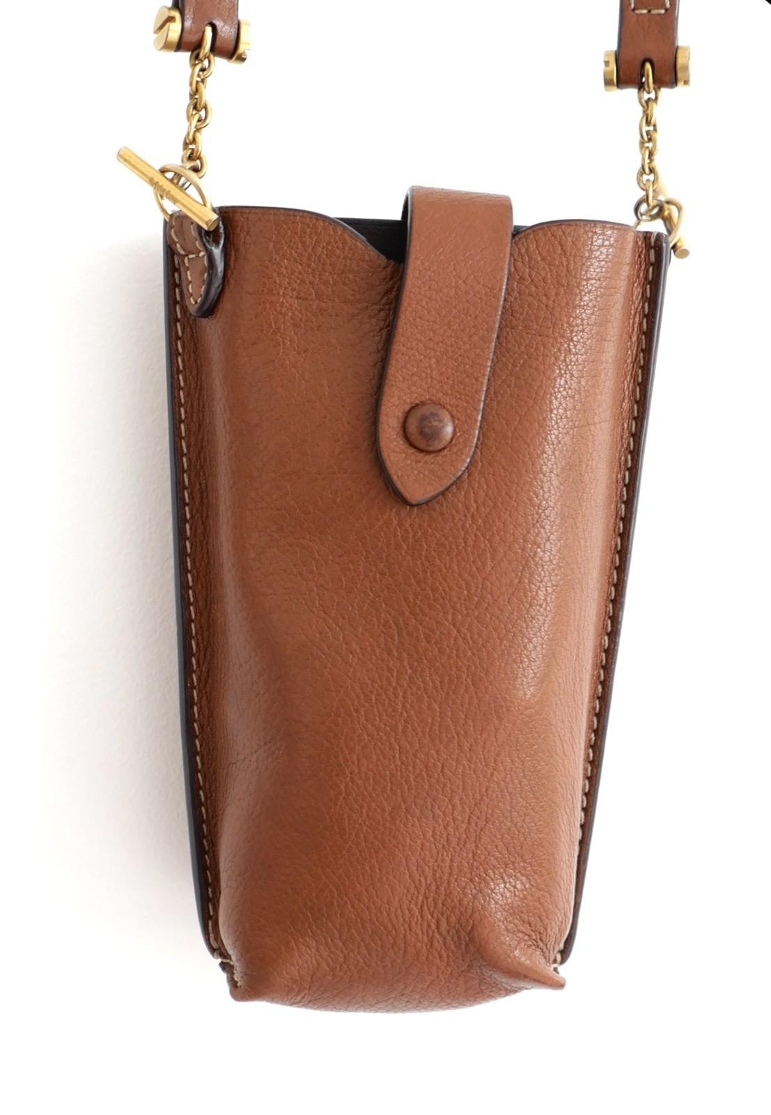 Magnifique sac à bandoulière Metier Minimalist, fabriqué à la main. Acheté pour £850. Fabriqué en cuir marron épais, il est doté d'une bandoulière en cuir réglable et amovible, d'un logo en laiton massif embossé, de deux compartiments intérieurs et