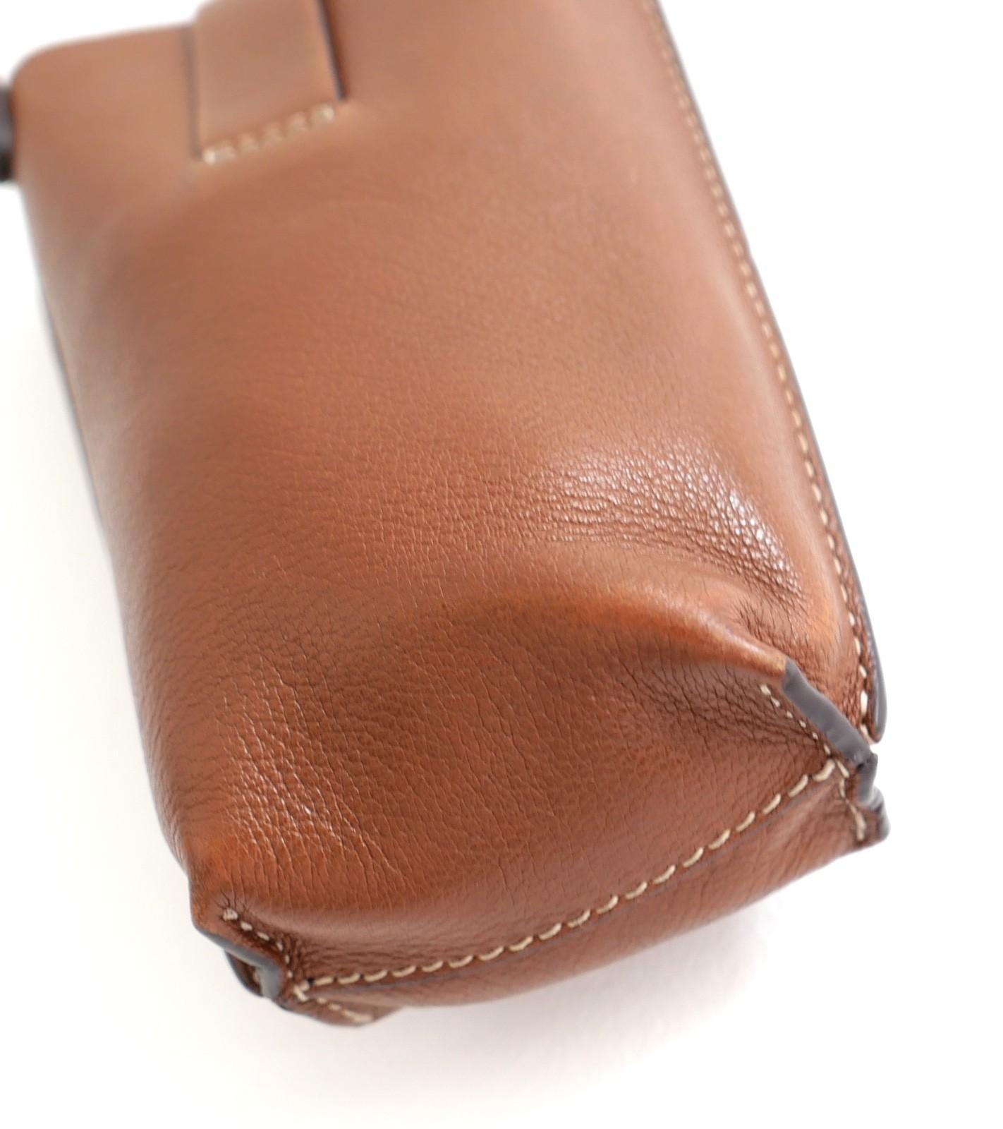 Metier Minimalist Crossbody Pouch Bag Brown Leather Pour femmes en vente