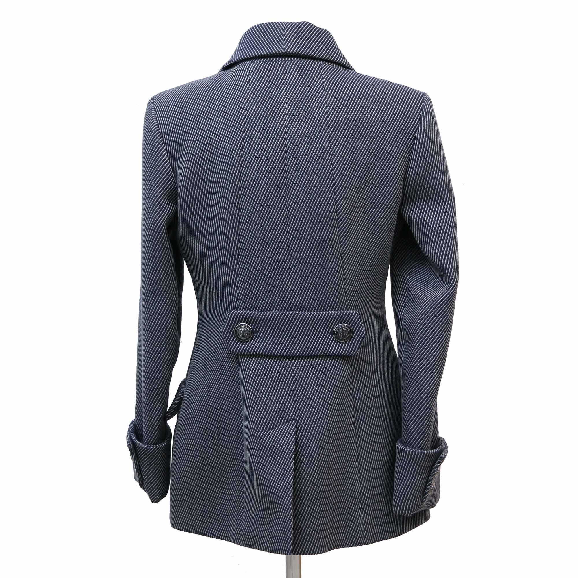 Schöne blau und grau gestreifte Chanel Jacke, aus der Kollektion Métiers d'art Paris-Hamburg 2018
Zustand: sehr gut
Hergestellt in Frankreich
Größe : 36FR
MATERIAL : Wolle
Futter: 100% Seide
Maße flach: Schultern 38 cm, Unterbrust 45 cm, Höhe 70 cm,