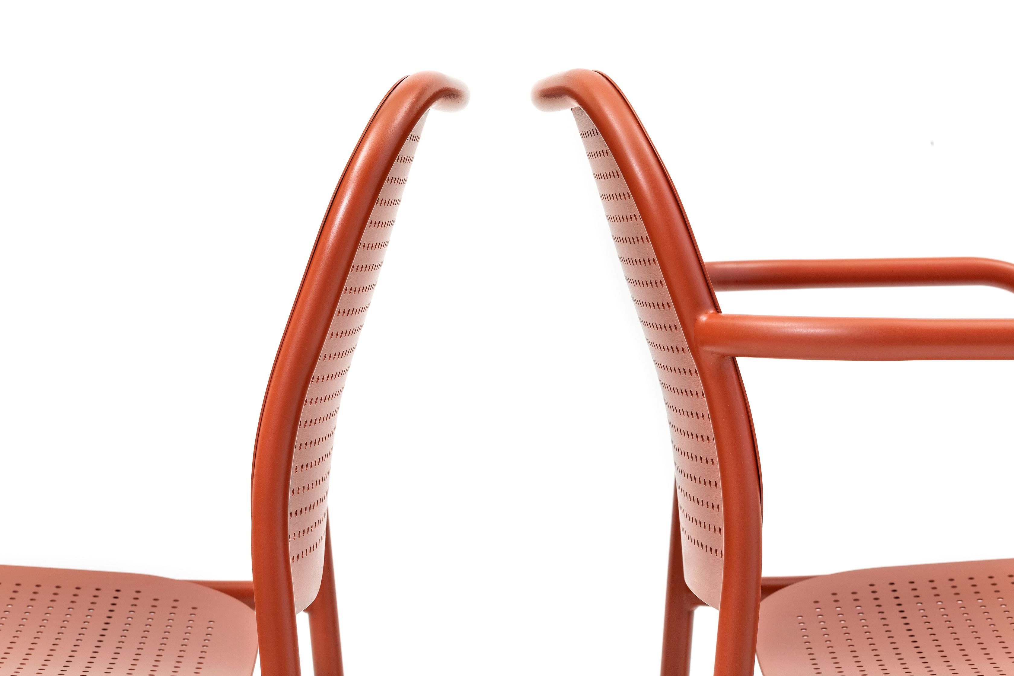 La collection Metis Dot comprend la chaise avec ou sans accoudoir, la version lounge avec ou sans accoudoir et le tabouret en deux hauteurs. Dans toutes ses variantes, la structure métallique tubulaire est complétée par l'assise et le dossier en