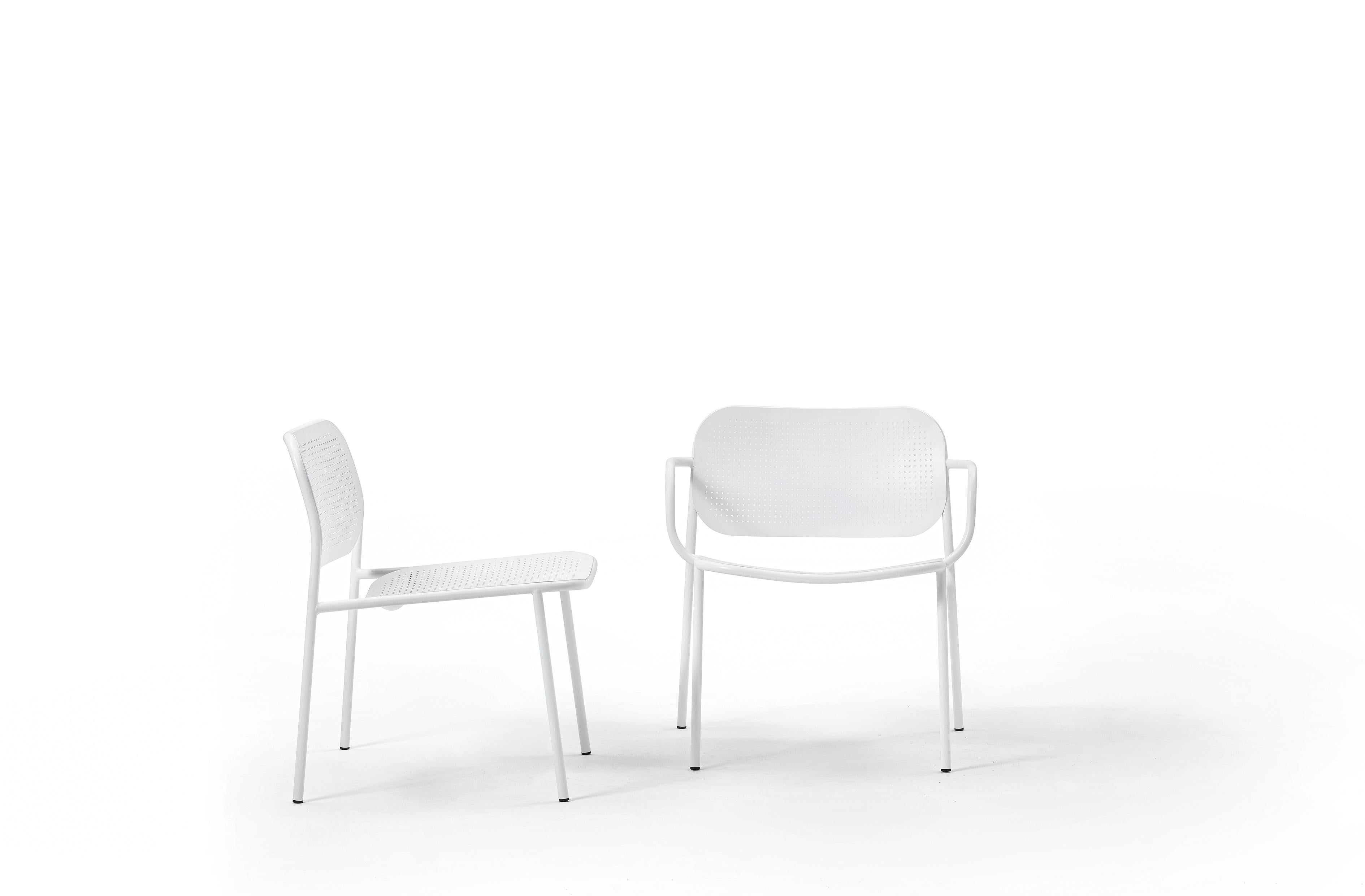 The collection Metis Dot includes the chair with or without armrest, the lounge version with or without armrest and the stool in two heights. In all its variants, the tubular metal structure is completed by the seat and back in sheet metal with