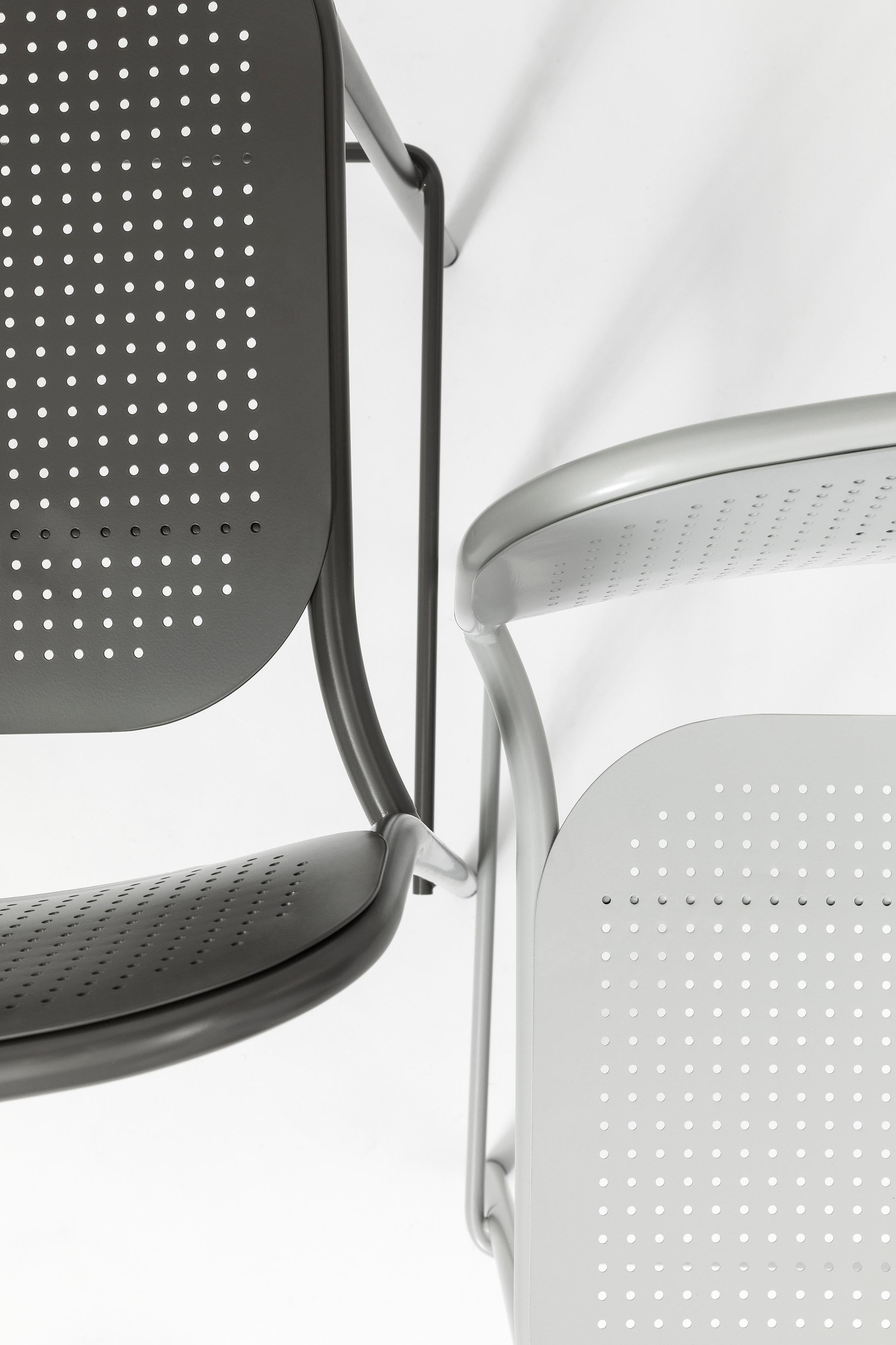 La collection Metis Dot comprend la chaise avec ou sans accoudoir, la version lounge avec ou sans accoudoir et le tabouret en deux hauteurs. Dans toutes ses variantes, la structure métallique tubulaire est complétée par l'assise et le dossier en