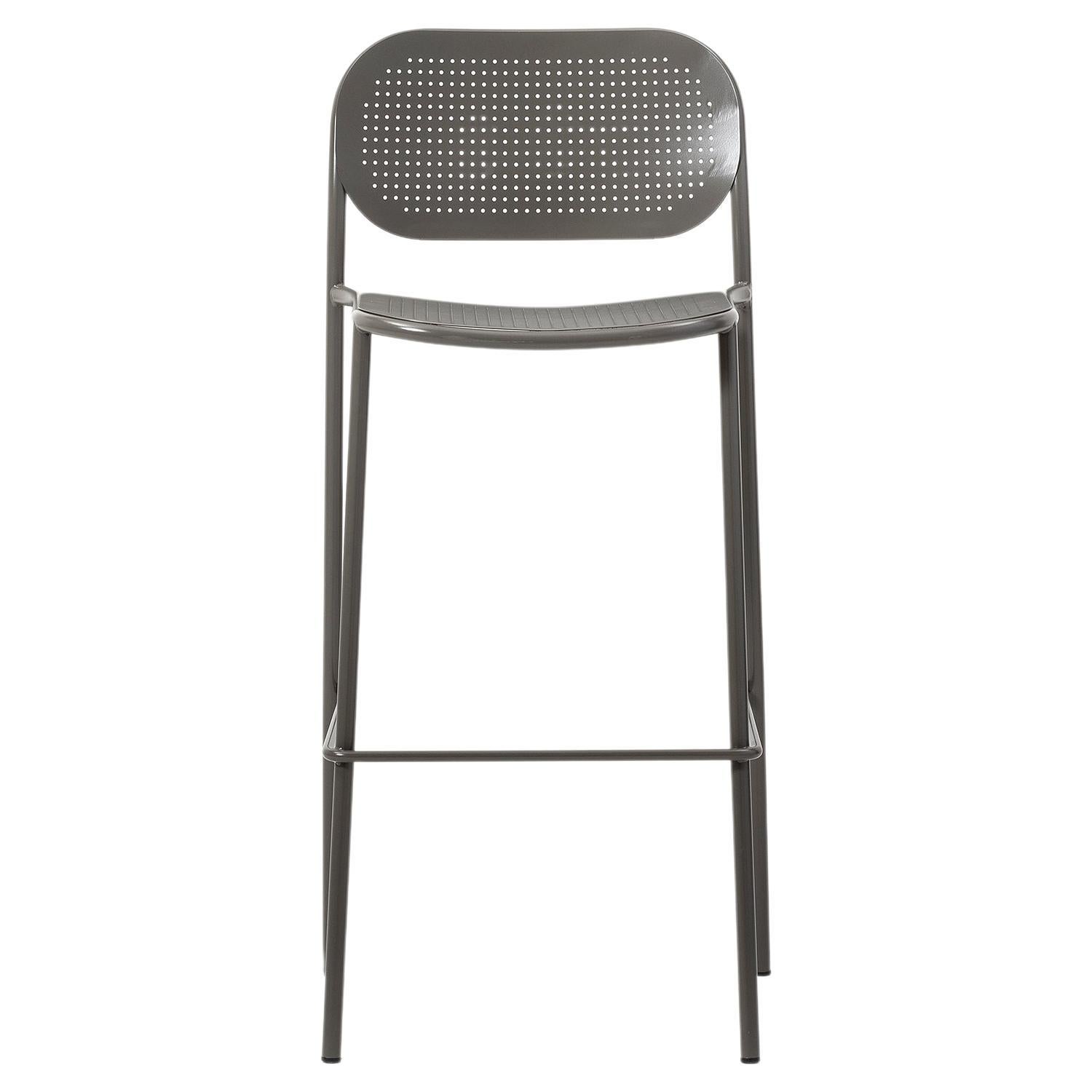 The collection Metis Dot includes the chair with or without armrest, the lounge version with or without armrest and the stool in two heights. In all its variants, the tubular metal structure is completed by the seat and back in sheet metal with