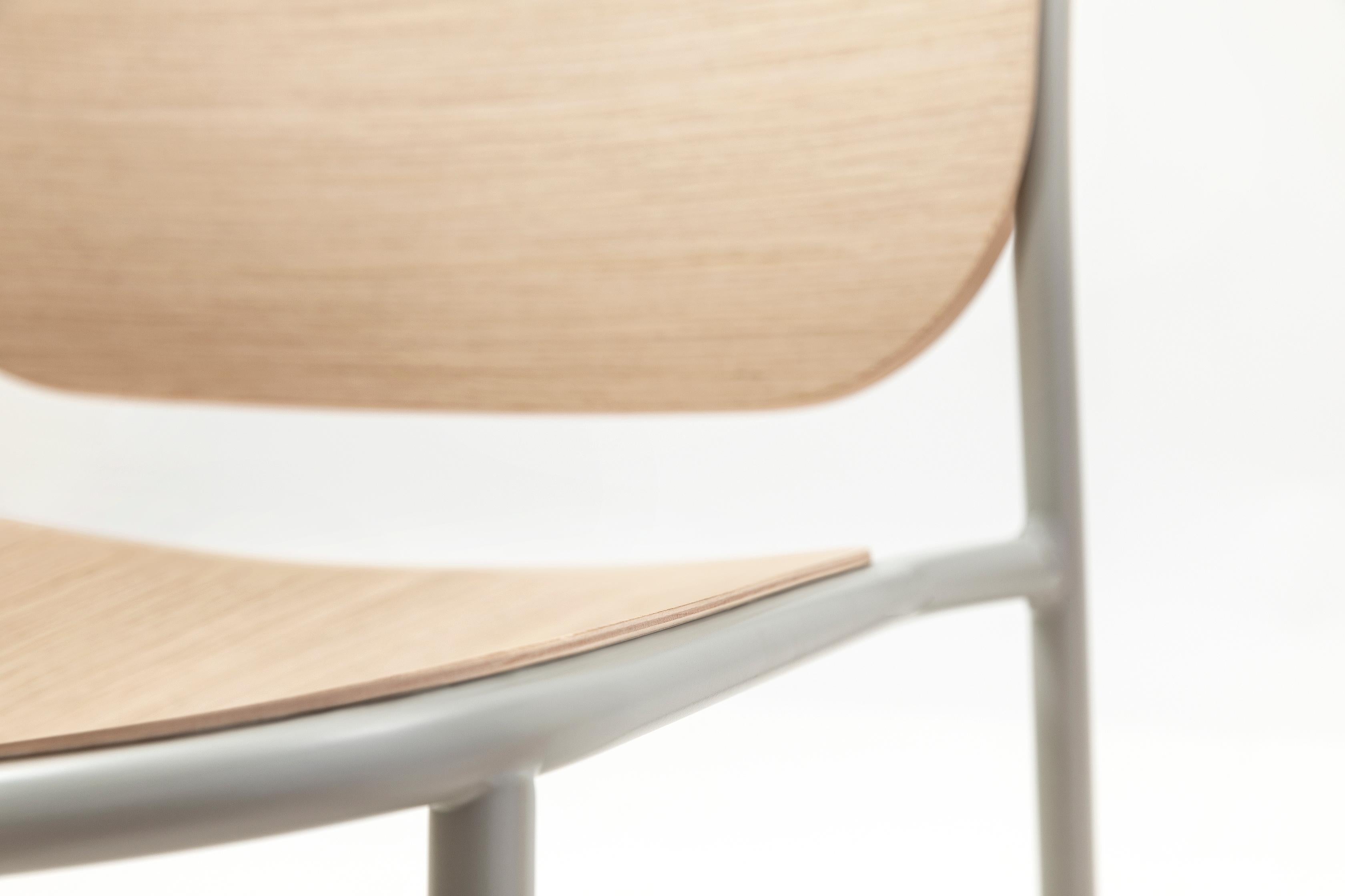 Metis Wood, a complete collection for modern spaces inspired by 1950s Scandinavian simplicity. The metal frame with curved lines, customisable in different colours, is combined with the seat and backrest in ash, oak or heat-treated oak. The chair