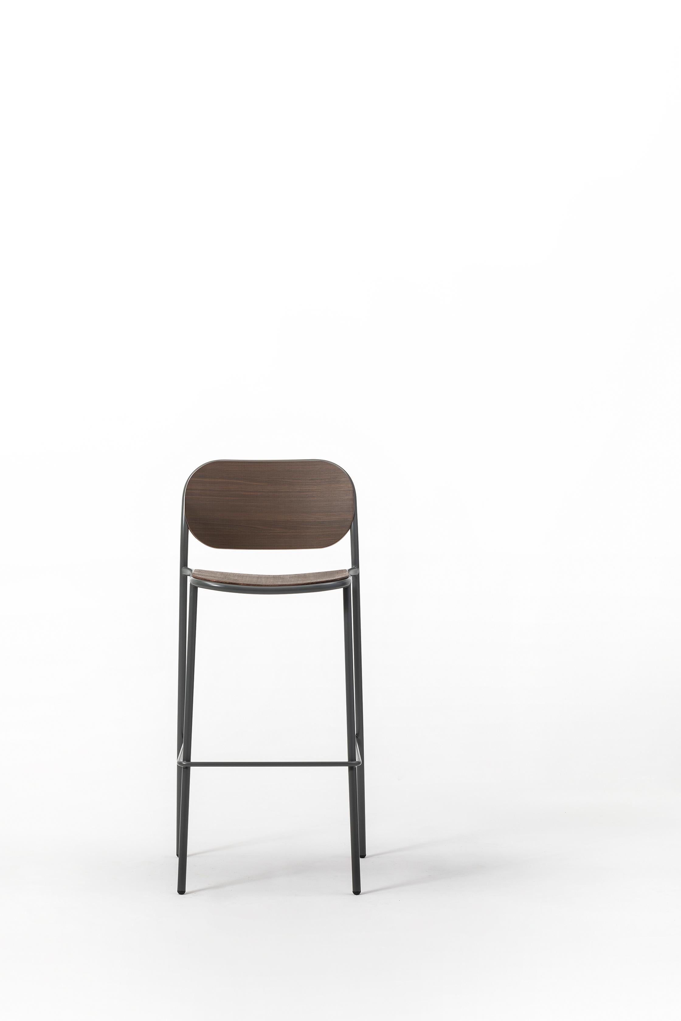 Metis Wood, a complete collection for modern spaces inspired by 1950s Scandinavian simplicity. The metal frame with curved lines, customisable in different colours, is combined with the seat and backrest in ash, oak or heat-treated oak. The chair
