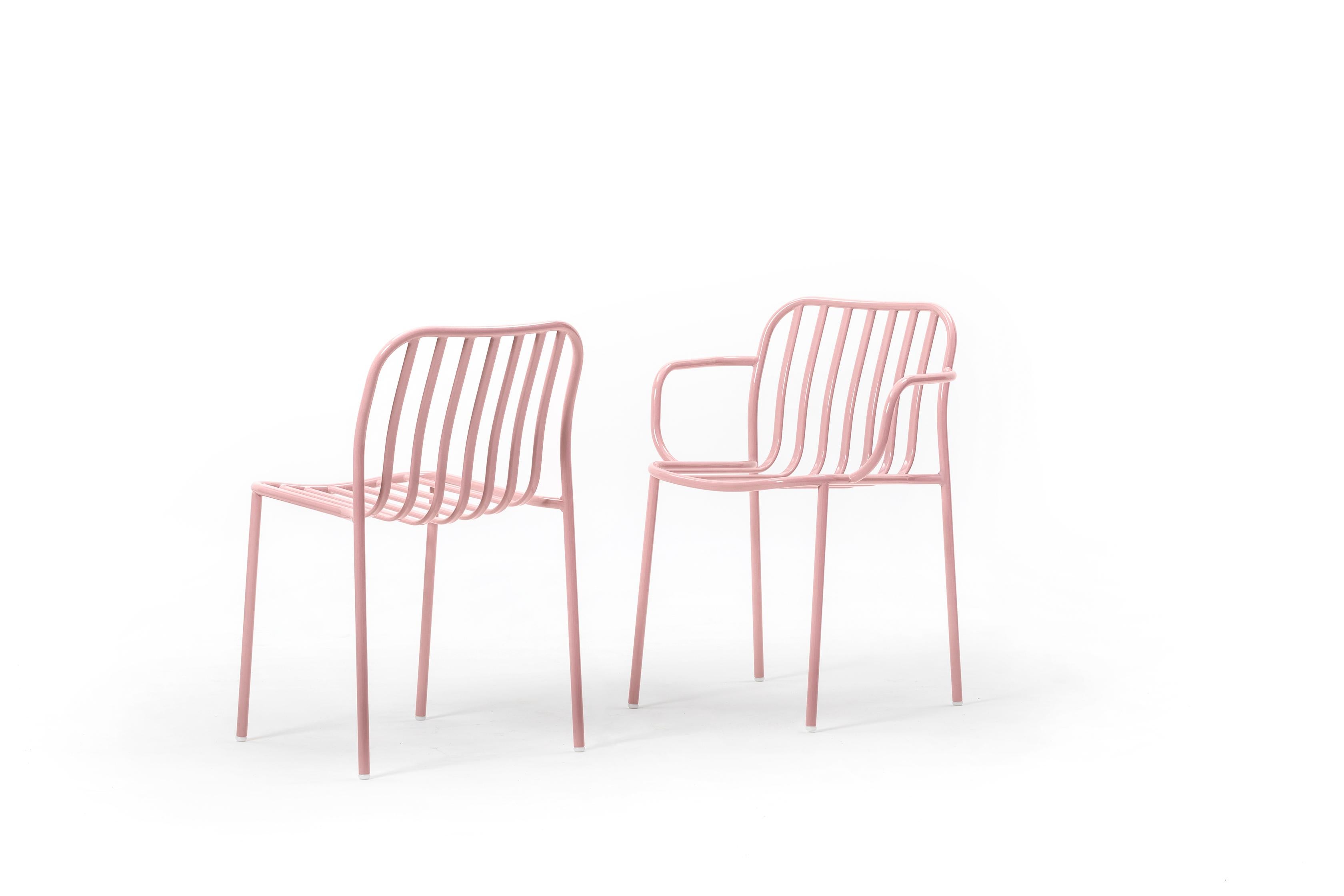 A collection Metis line made entirely of metal, with minimalist design and maximum functionality. The backrest and seat of Metis Line feature a wire design with vertical ovals, which sinuously and harmoniously accompany the outline of the frame,