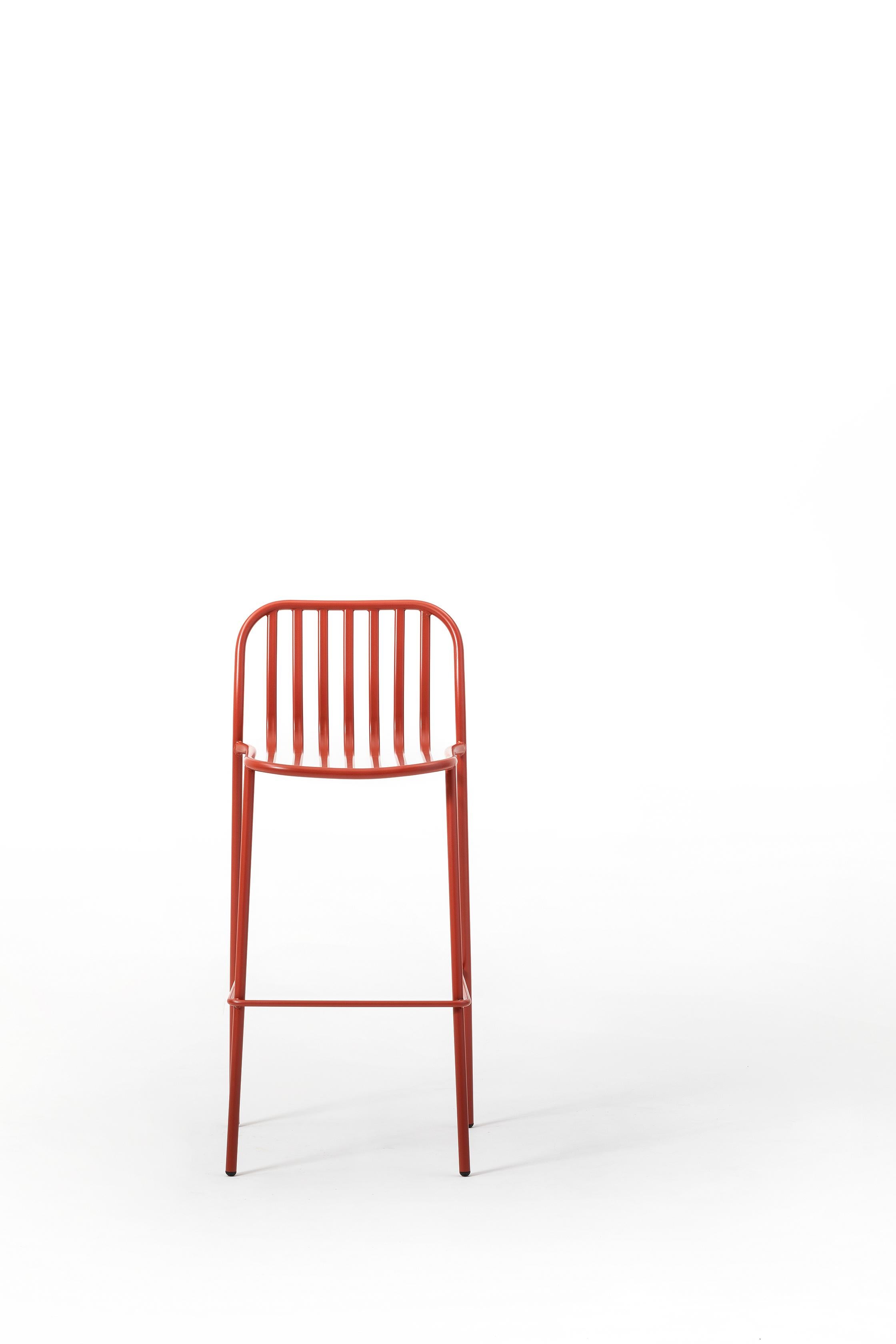 A collection Metis Line made entirely of metal, with minimalist design and maximum functionality. The backrest and seat of Metis Line feature a wire design with vertical ovals, which sinuously and harmoniously accompany the outline of the frame,
