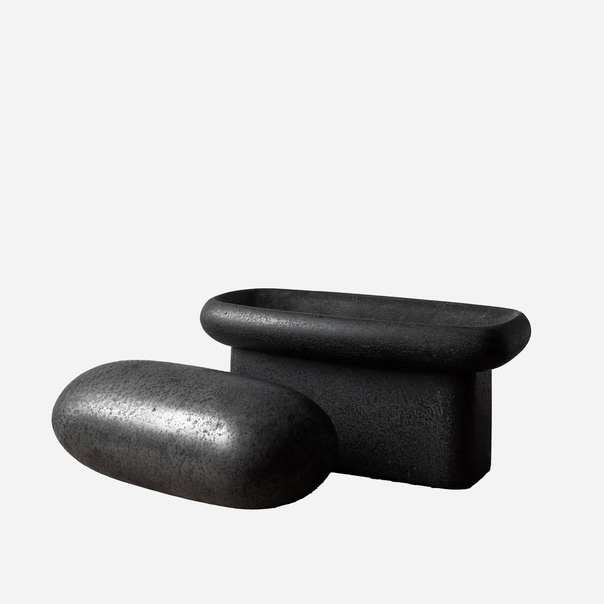 Metlapil  fa parte di Metates, un'opera composta da due sculture in pietra vulcanica che esplorano l'usura come traccia di una relazione: tra oggetti, tra persone, tra tempo e materia.

Ispirati ai metates o pietre da macina - strumenti presenti in