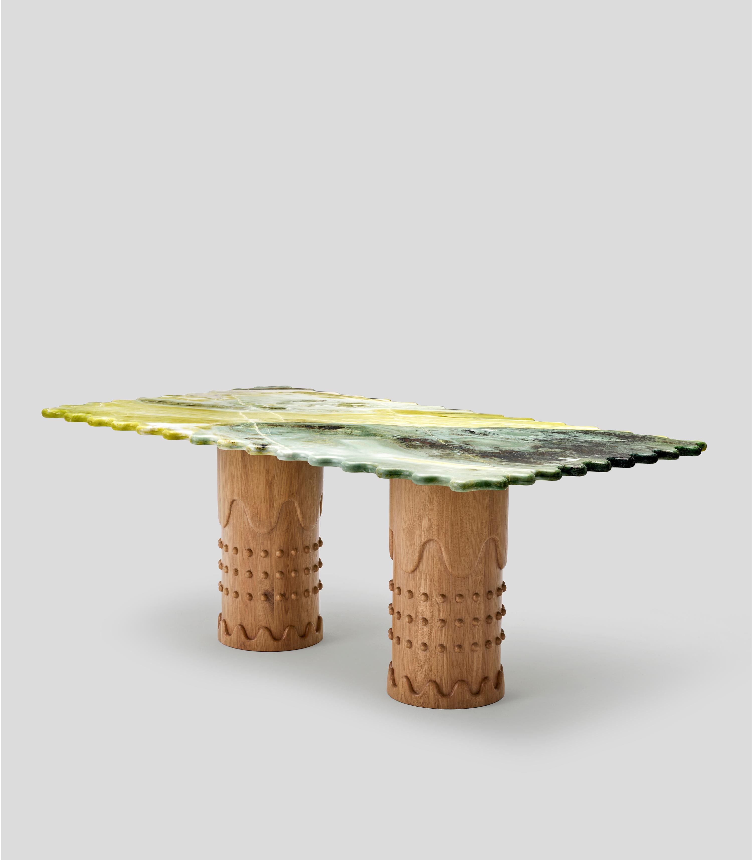 Turco Tavolo da pranzo Metlife di Merve KAHRAMAN Marmo di onice verde e gambe in Oak lavorate a mano in vendita