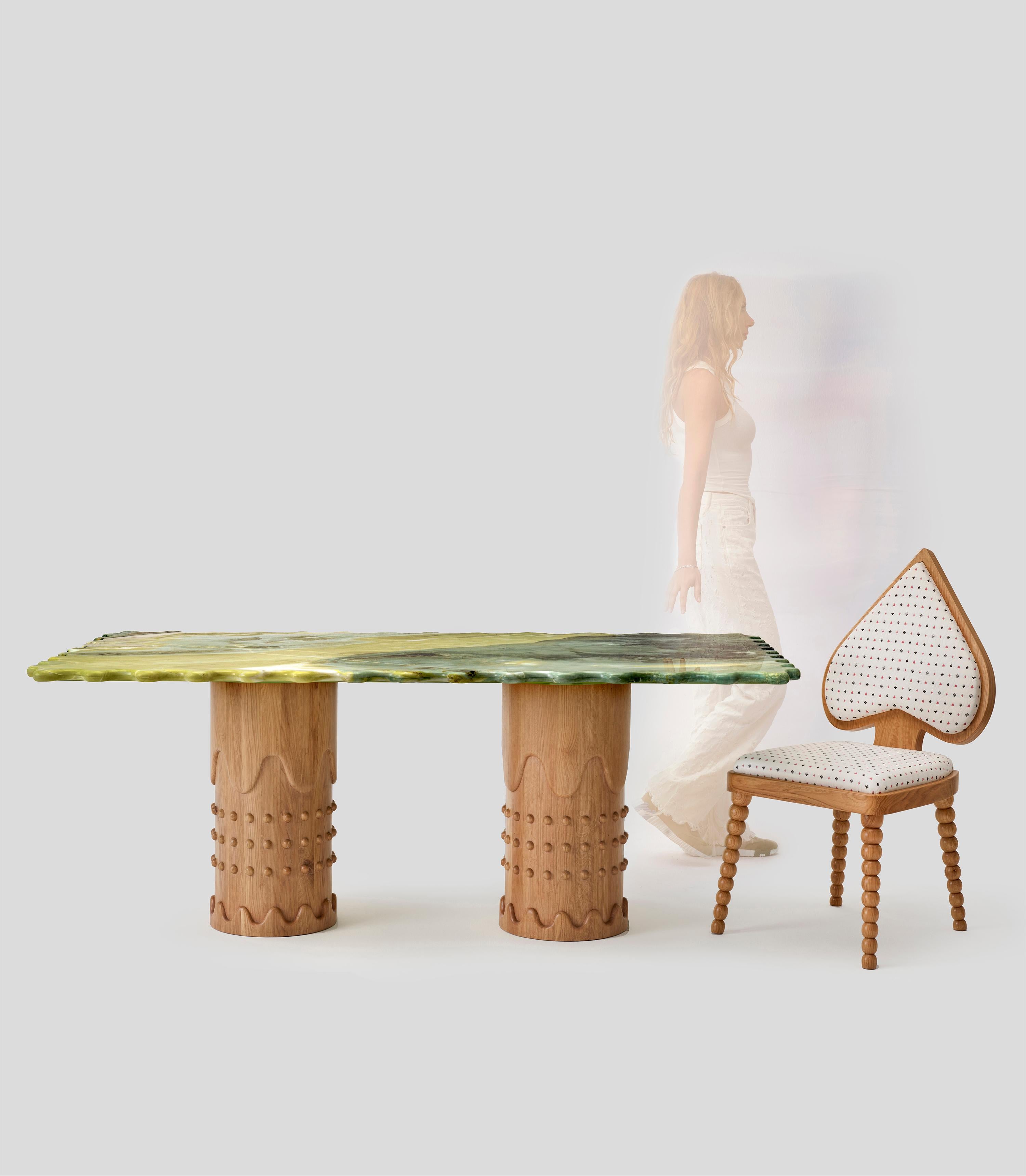 Fatto a mano Tavolo da pranzo Metlife di Merve KAHRAMAN Marmo di onice verde e gambe in Oak lavorate a mano in vendita