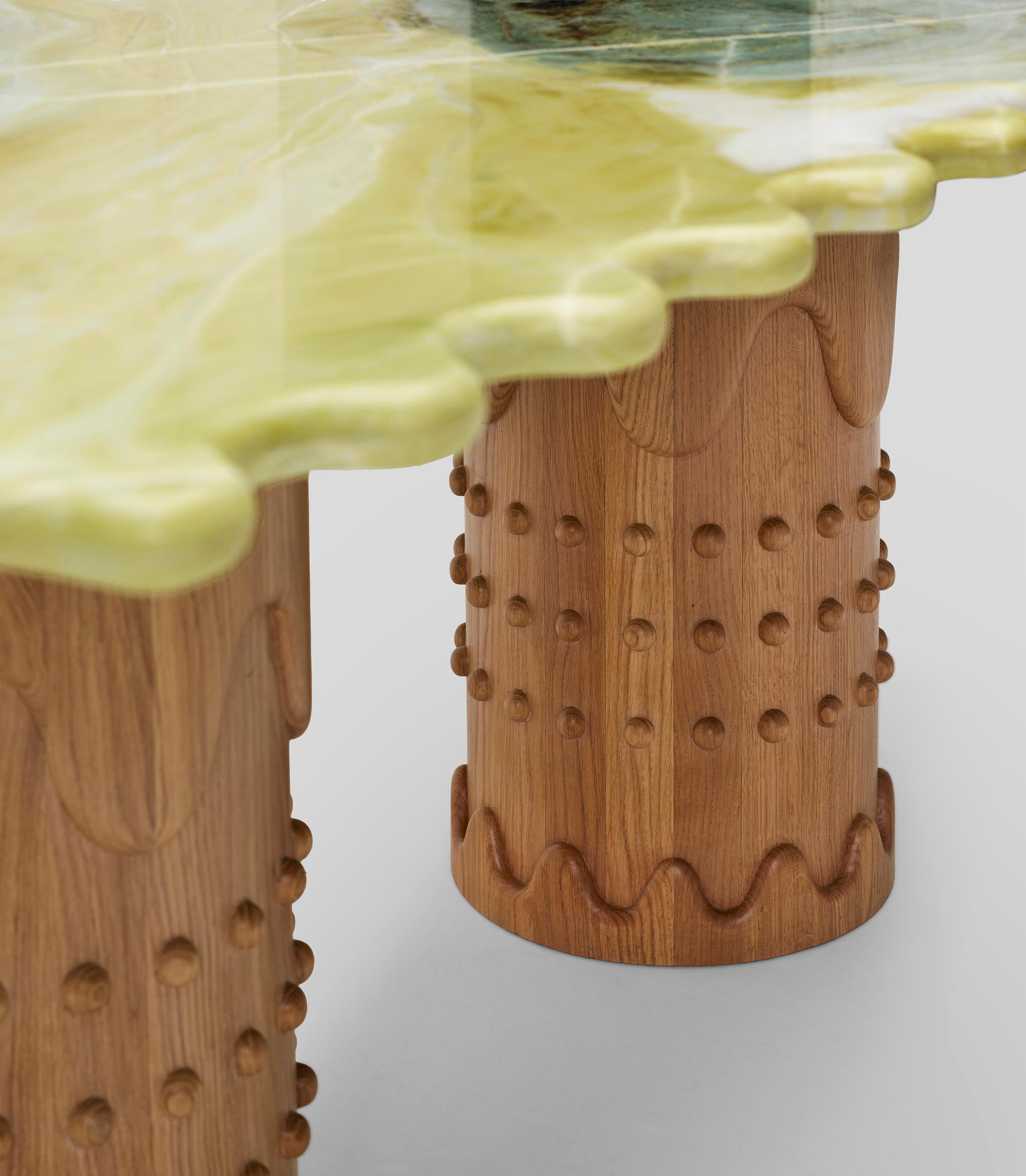 XXI secolo e contemporaneo Tavolo da pranzo Metlife di Merve KAHRAMAN Marmo di onice verde e gambe in Oak lavorate a mano in vendita