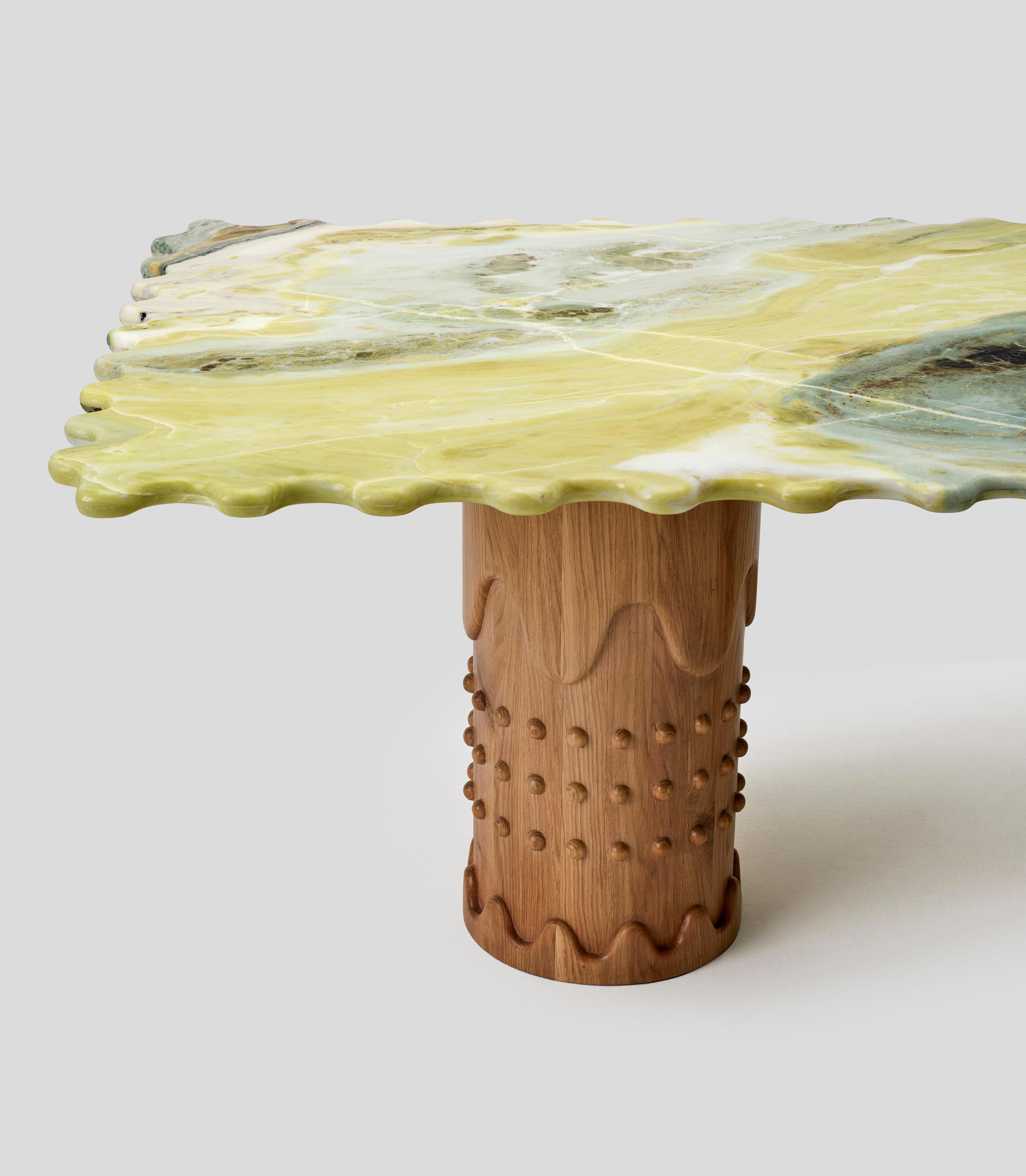 Onice Tavolo da pranzo Metlife di Merve KAHRAMAN Marmo di onice verde e gambe in Oak lavorate a mano in vendita