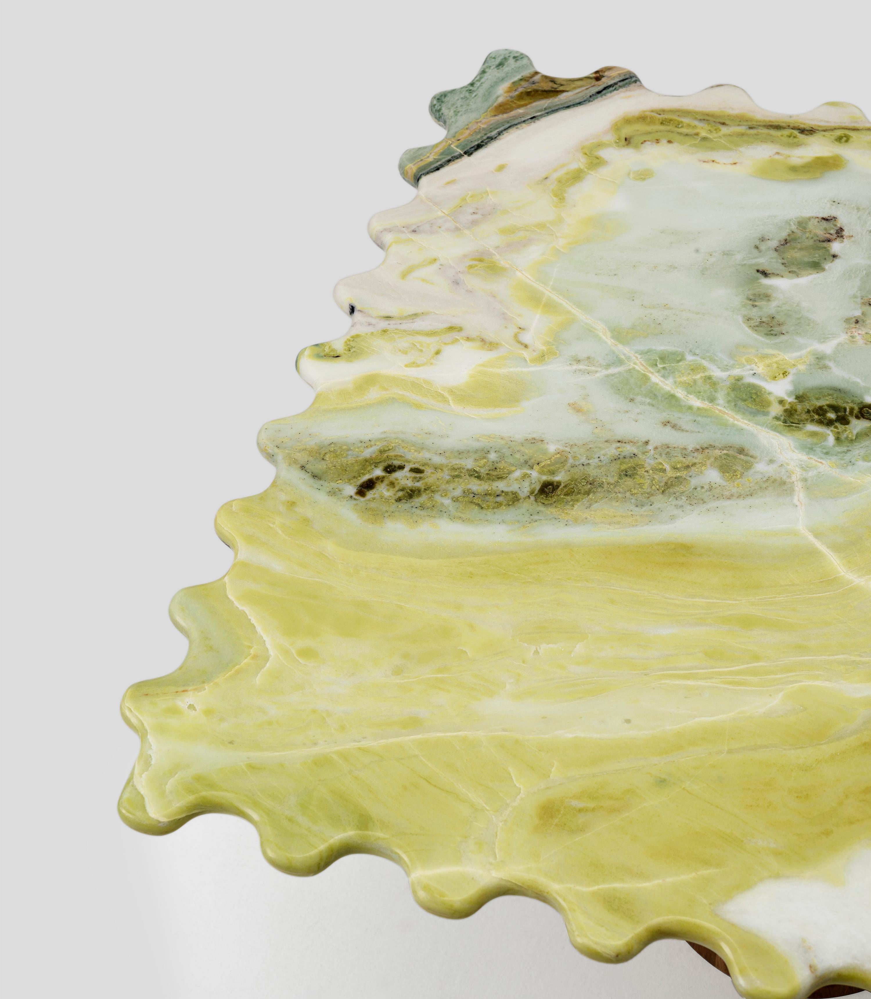 Tavolo da pranzo Metlife di Merve KAHRAMAN Marmo di onice verde e gambe in Oak lavorate a mano in vendita 1