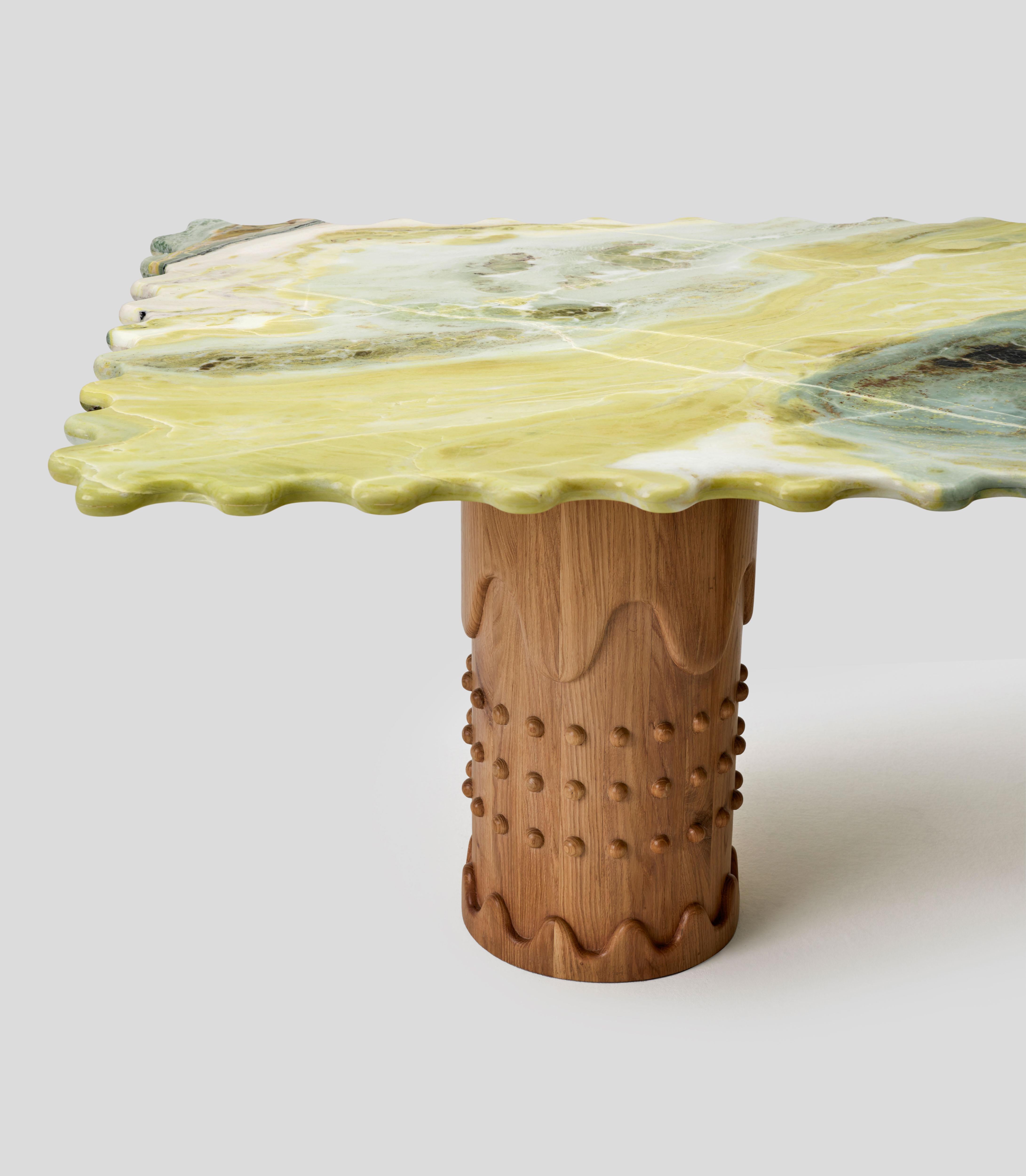Table de salle à manger Metlife en marbre vert avec pieds en chêne sculptés à la main en vente 4