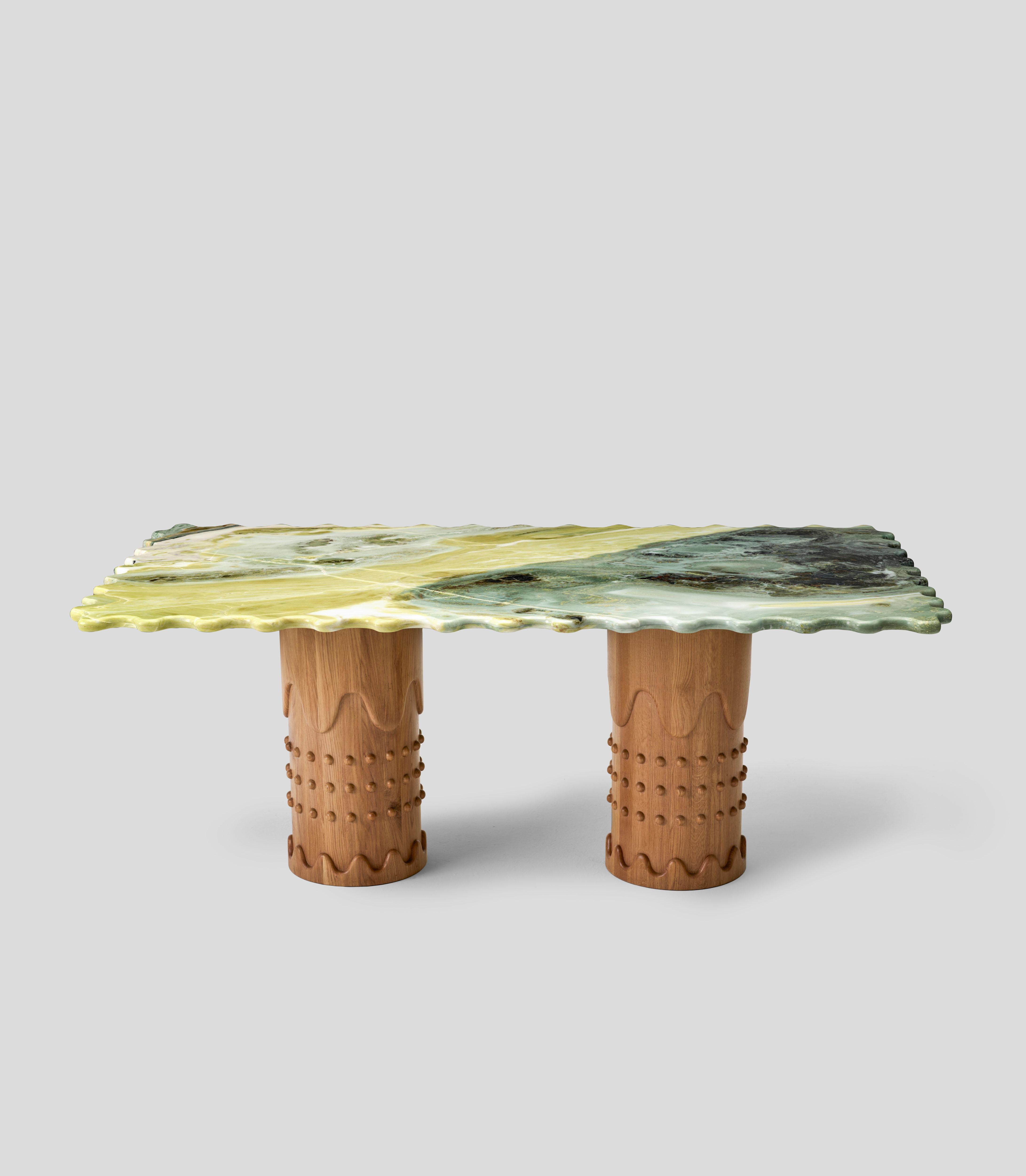 Sculpté Table de salle à manger Metlife en marbre vert avec pieds en chêne sculptés à la main en vente