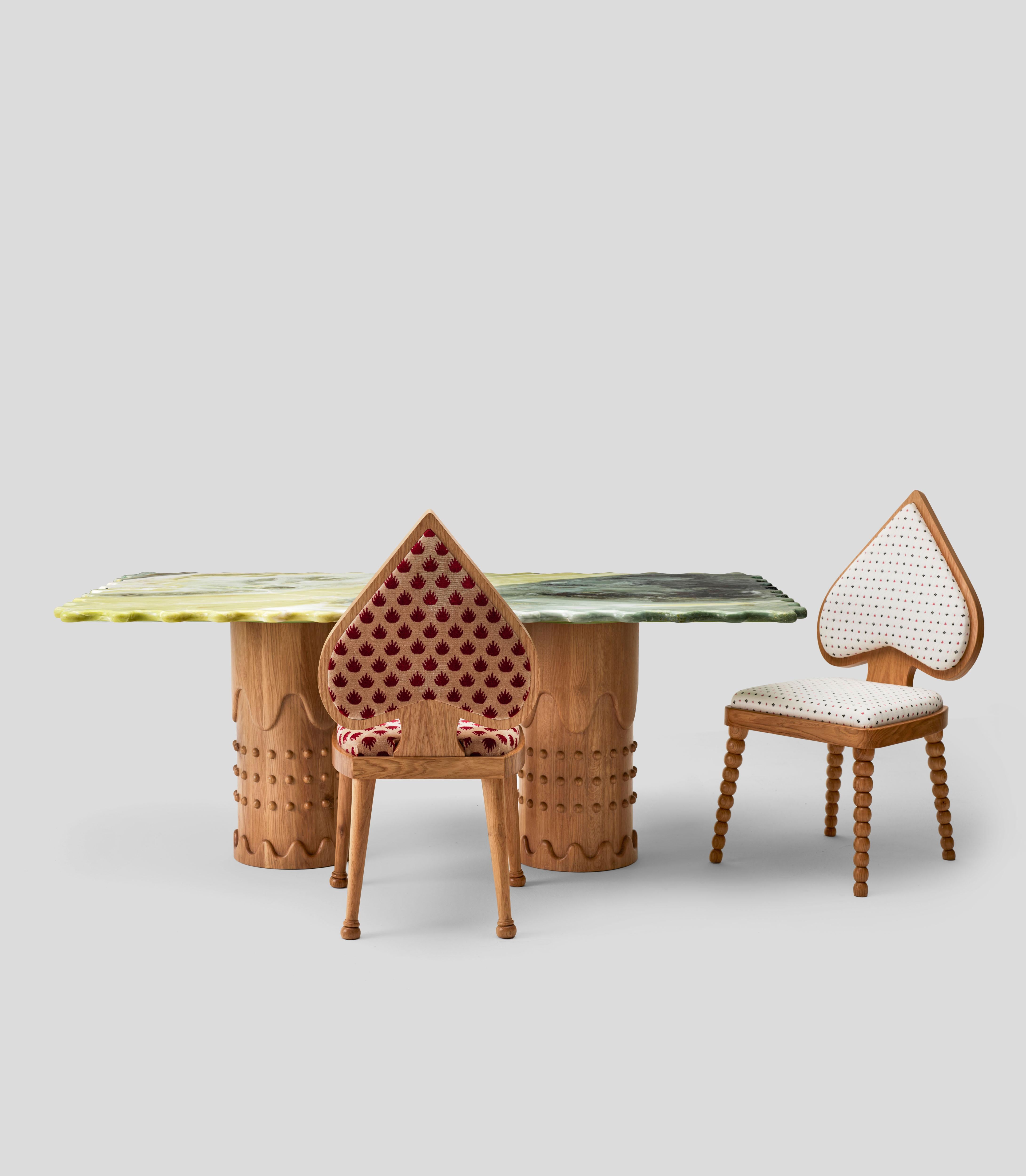 XXIe siècle et contemporain Table de salle à manger Metlife en marbre vert avec pieds en chêne sculptés à la main en vente