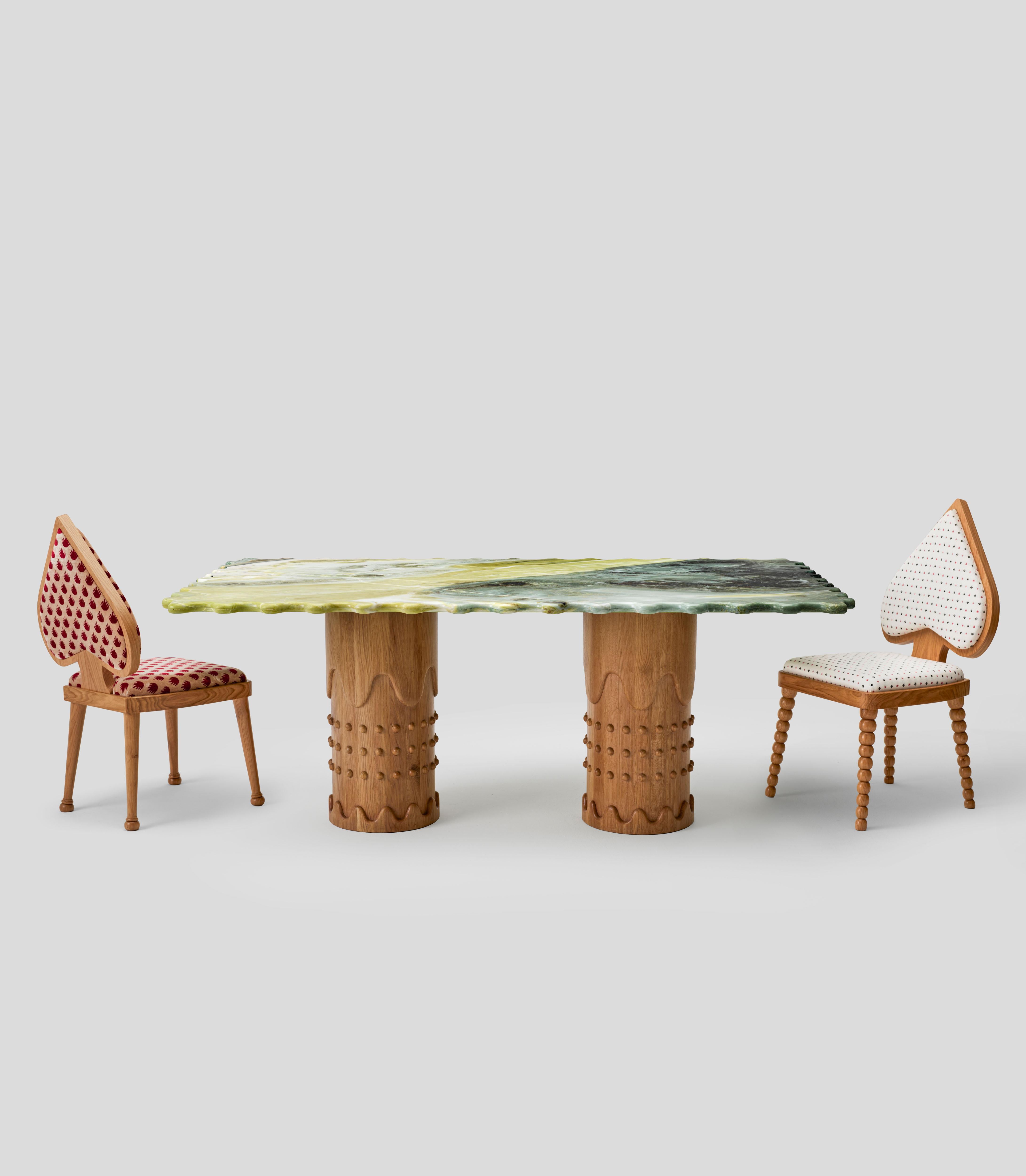 Marbre Table de salle à manger Metlife en marbre vert avec pieds en chêne sculptés à la main en vente