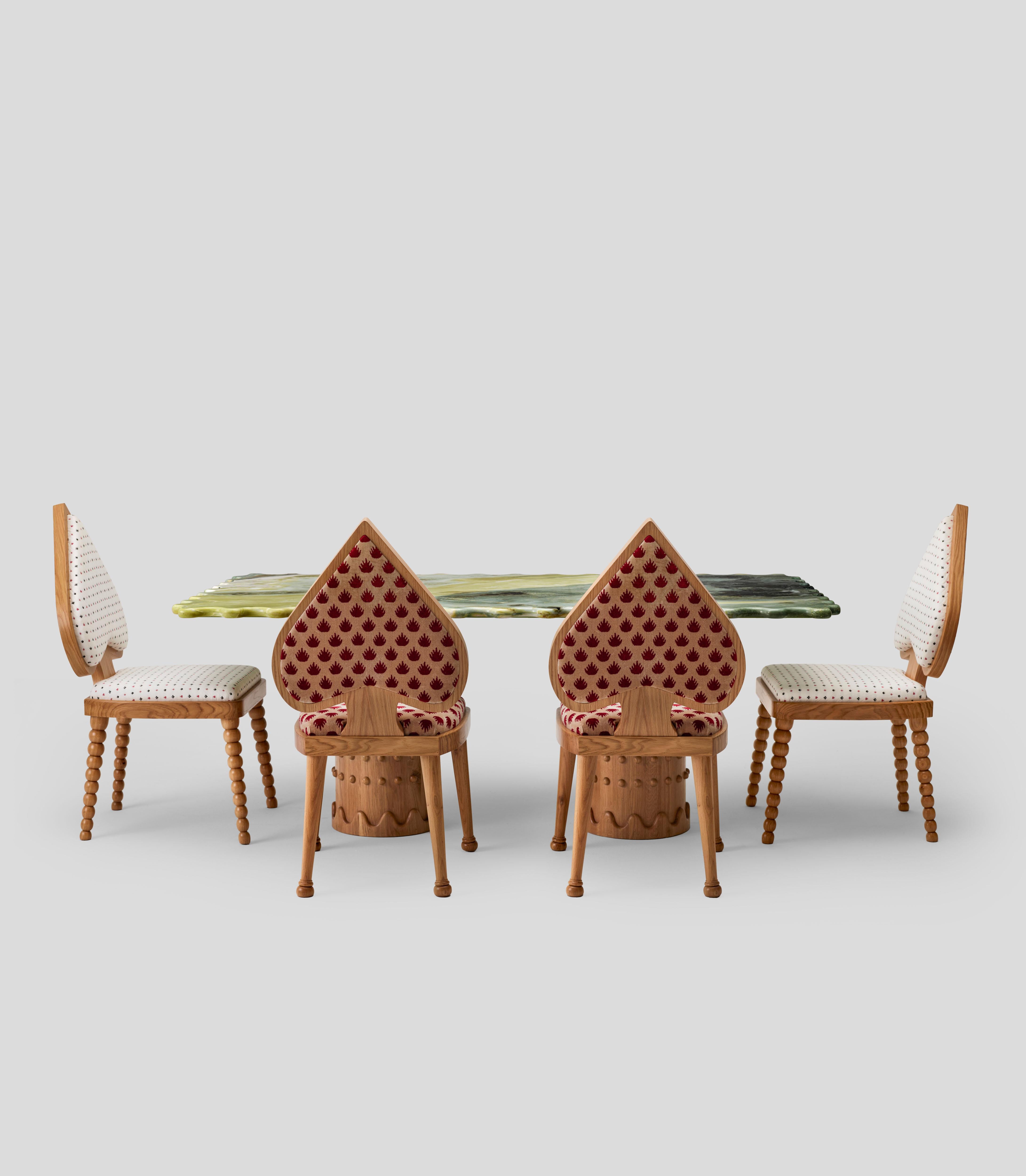 Table de salle à manger Metlife en marbre vert avec pieds en chêne sculptés à la main en vente 1