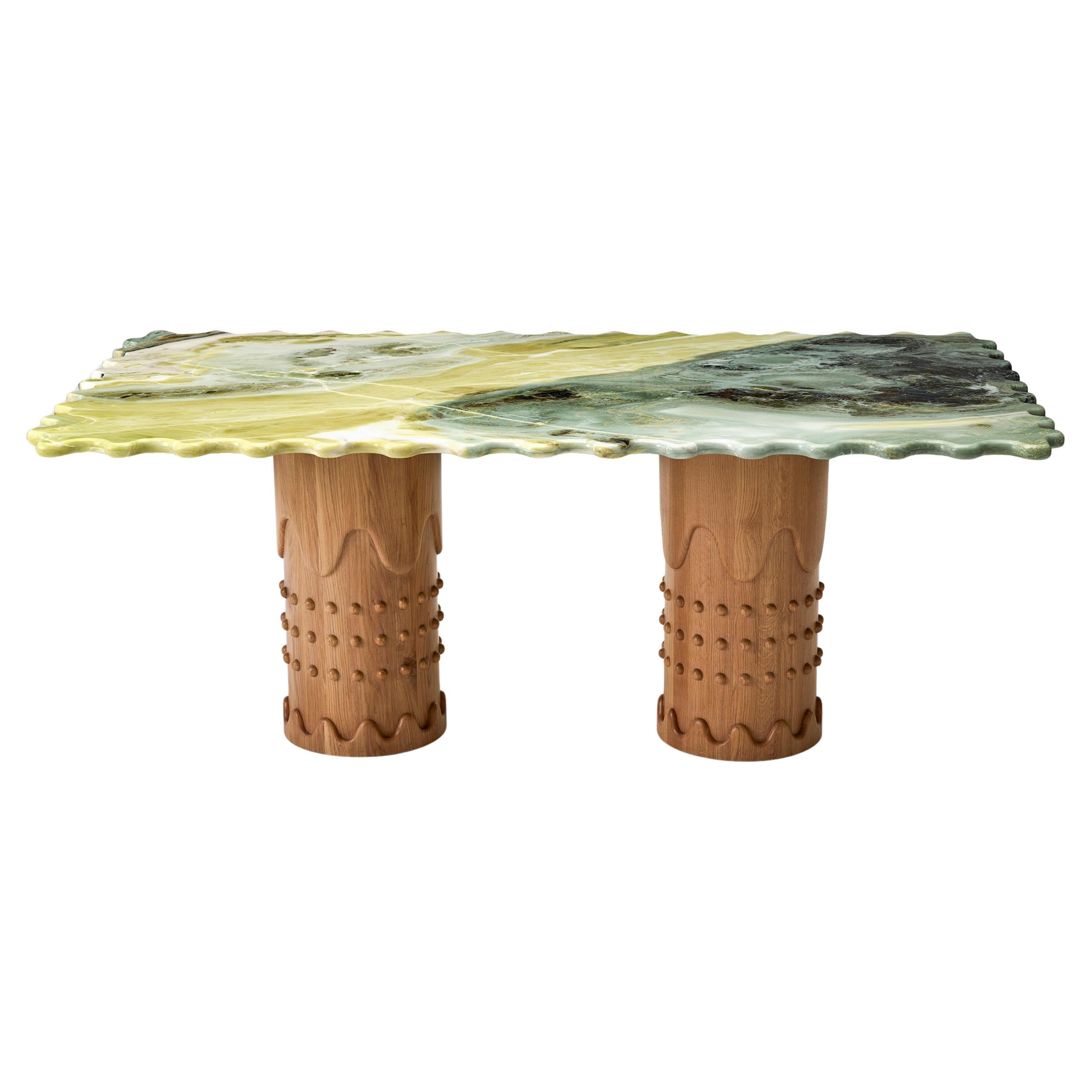 Table Metlife de Merve Kahraman, marbre onyx vert et pieds en chêne artisanaux
