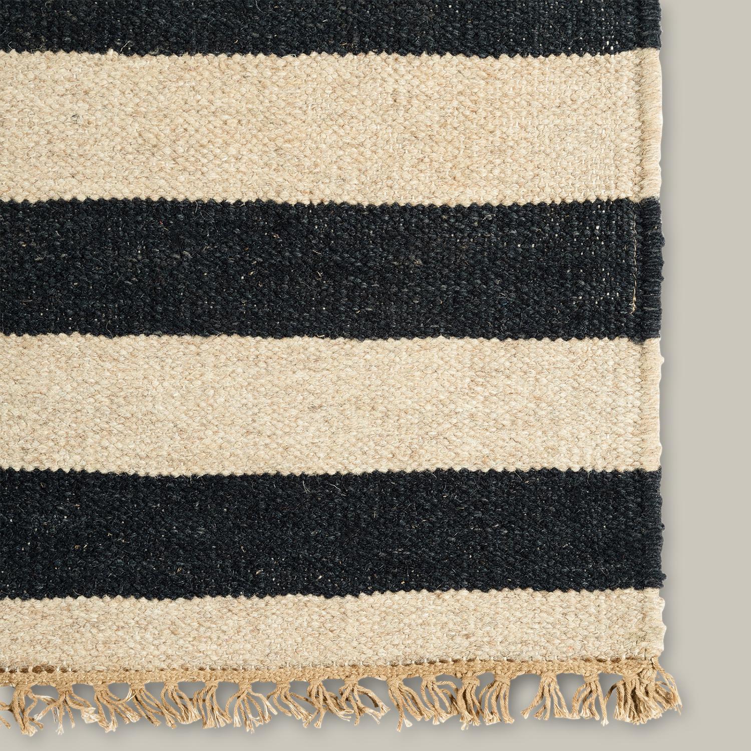 Die Metlili-Kollektion ist von einem Gefühl der Bewegung durchdrungen und verweist auf die herrliche Unvollkommenheit, die in allen handgefertigten Textilien zu finden ist. Handgewebt aus Wolle und mit einer antiken Waschung versehen, die die Farben