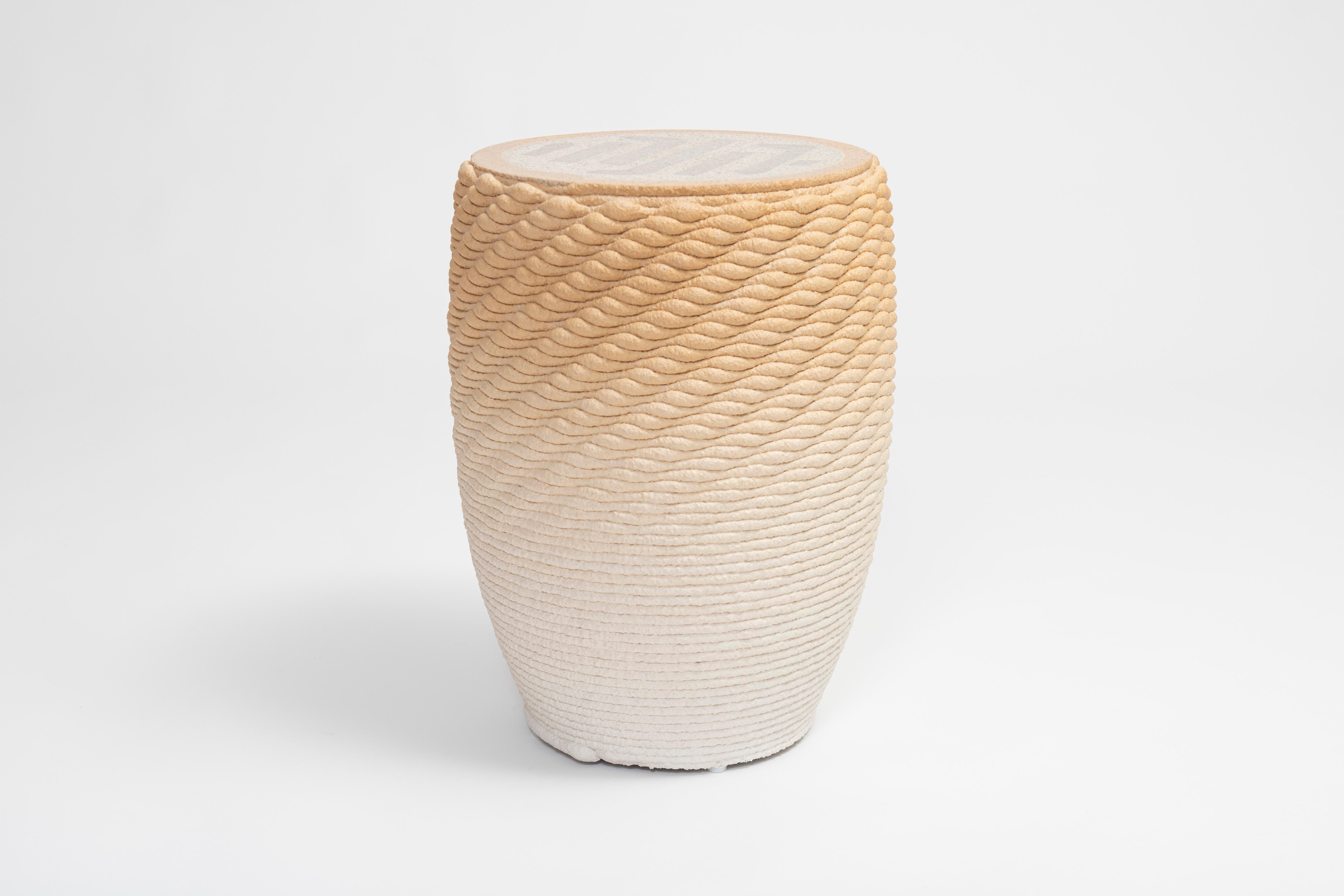 Metric Hocker und Tisch in Beige im Zustand „Neu“ im Angebot in Weidling, AT