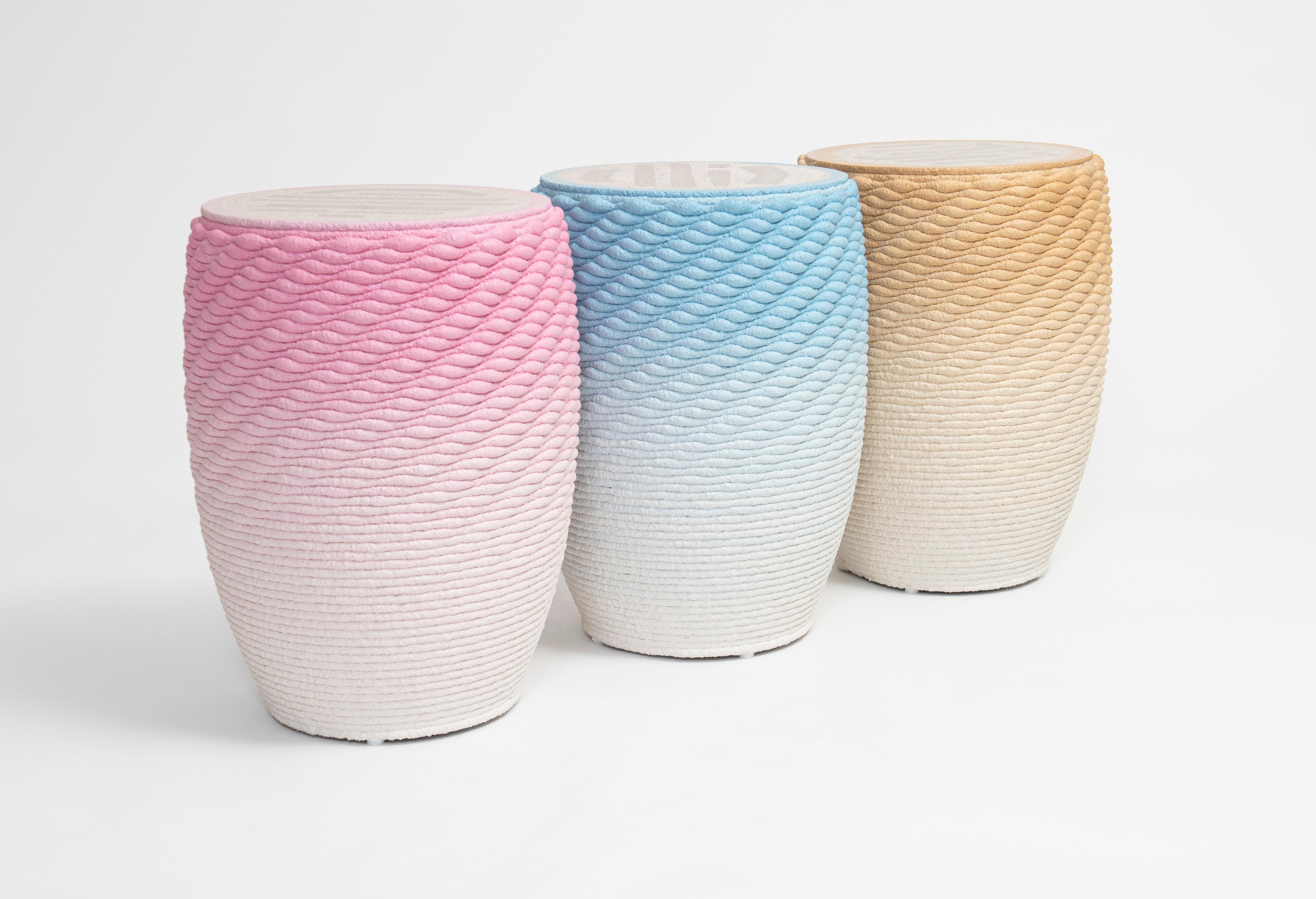 Metric Hocker und Tisch in Rosa (Beton) im Angebot