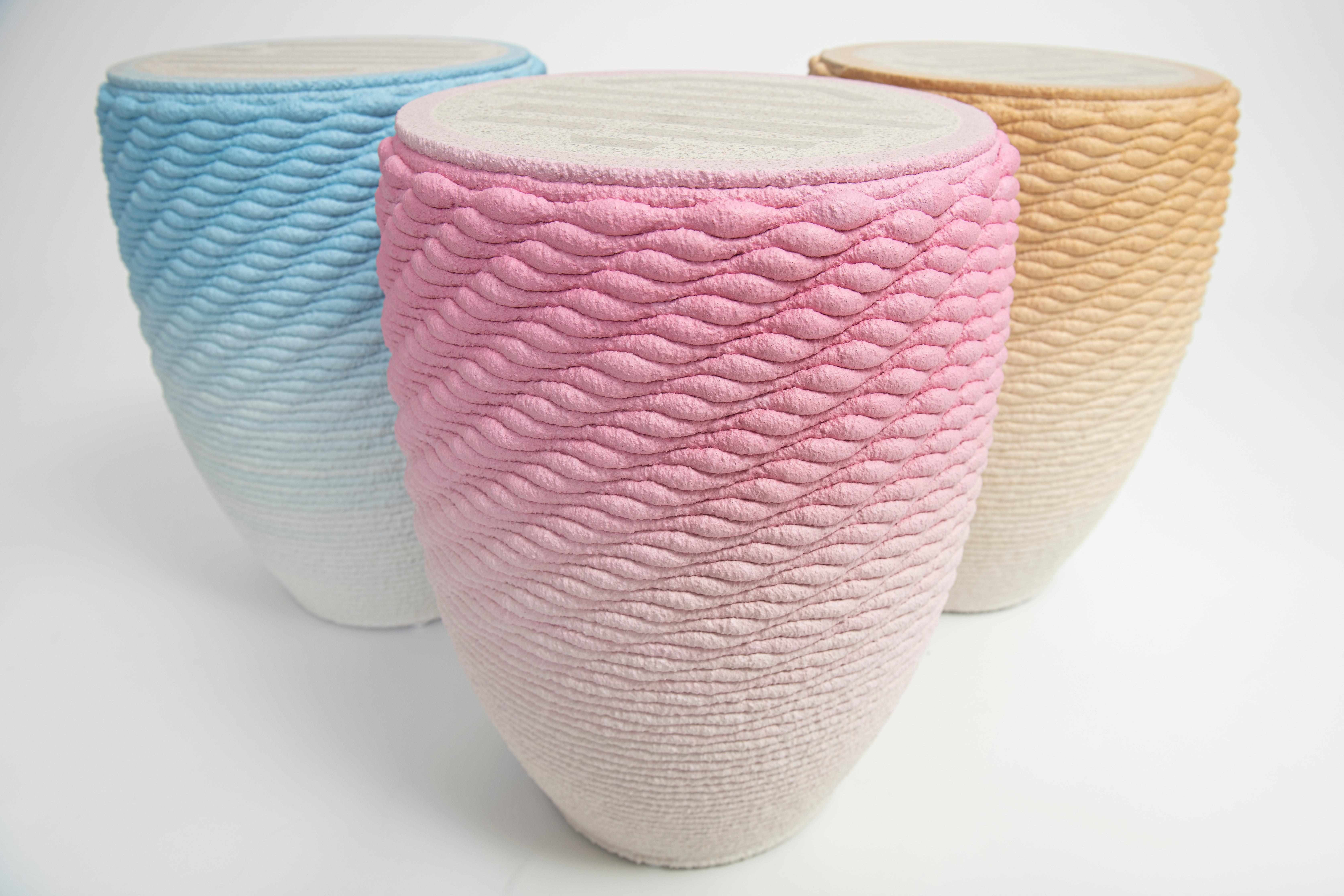 Metric Hocker und Tisch in Rosa im Angebot 1