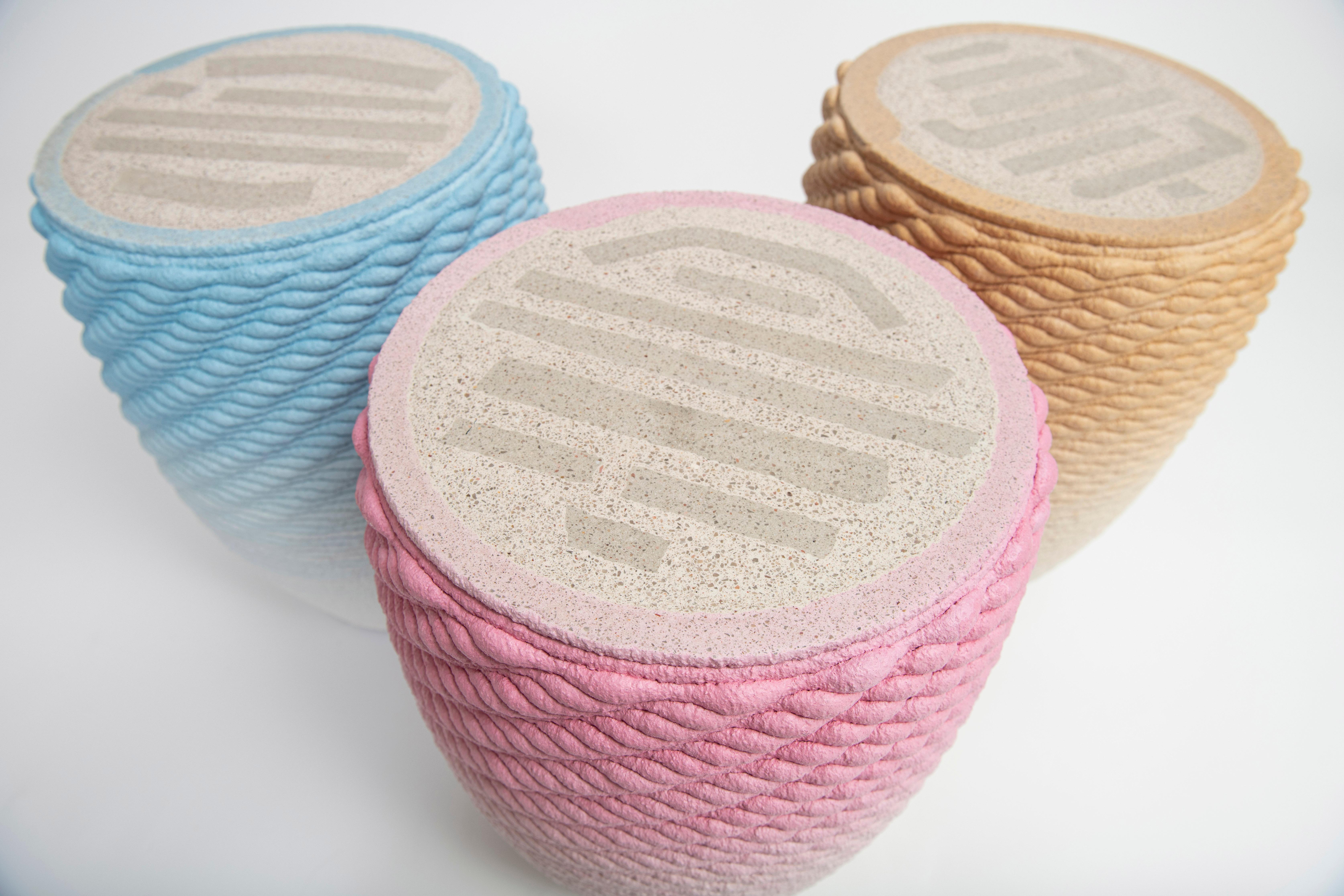 Metric Hocker und Tisch in Rosa im Angebot 2