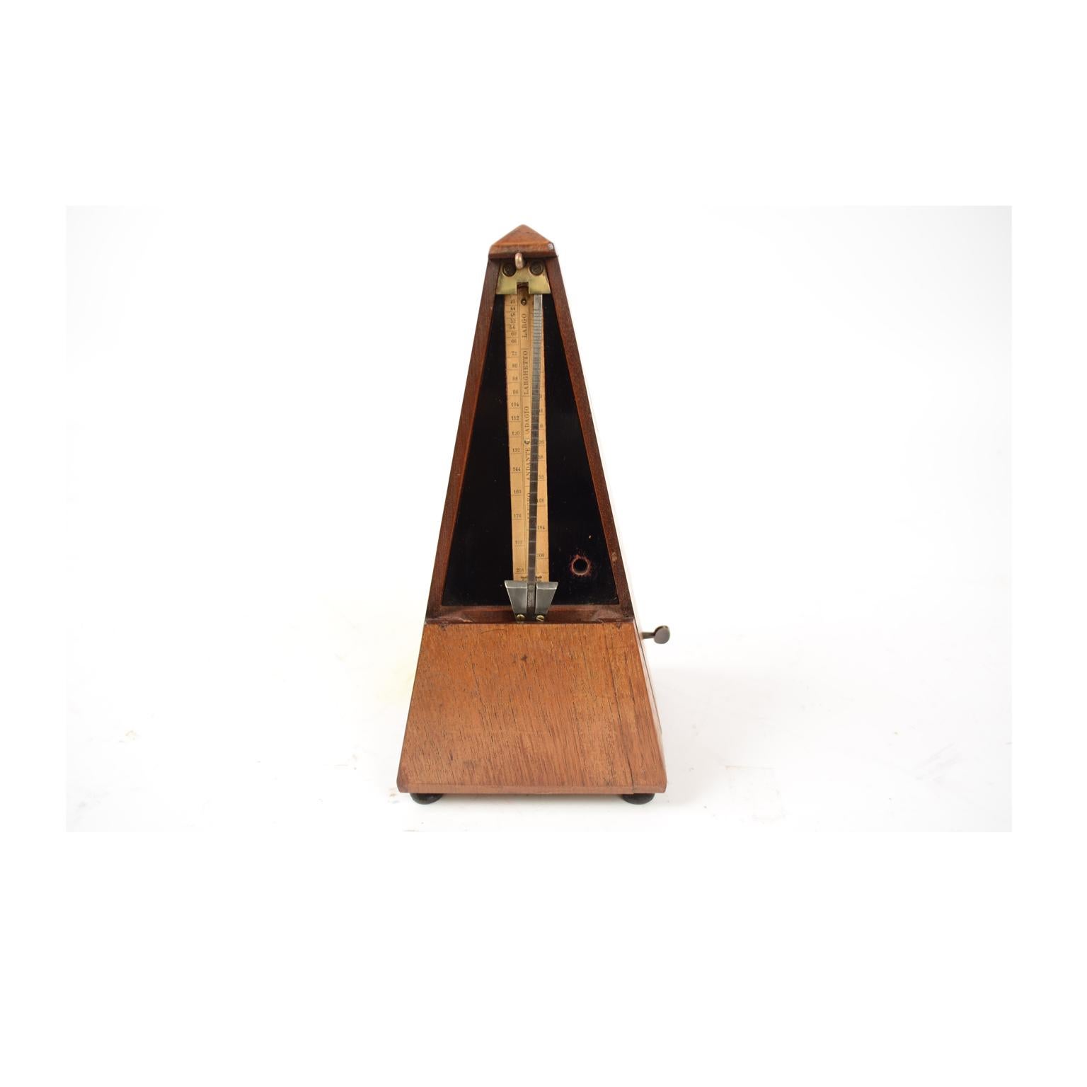 Metronome system Johan Maelzel of the late 19th century. It is an instrument used to measure the Tempo of music, the sound of the pendulum accurately signals the speed of execution. The instrument consists of a pendulum with counterweight that works