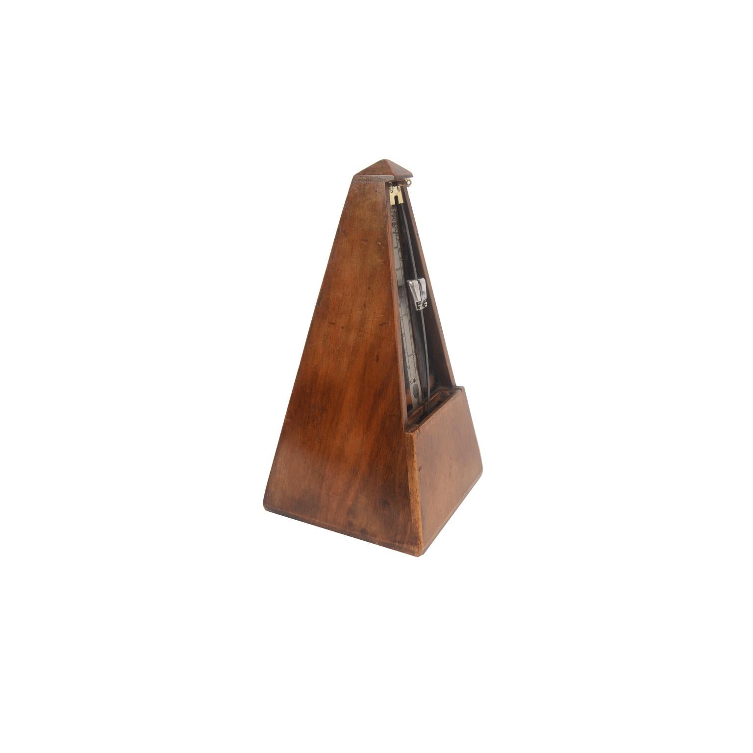 Metronome system Paquet 1815 and Johan Maelzel 1846 from the second half of the 19th century. The instrument is placed in a pyramid-shaped box of oakwood which on the front has a brass plate and the names of Paquet 1815 and of the inventor, the