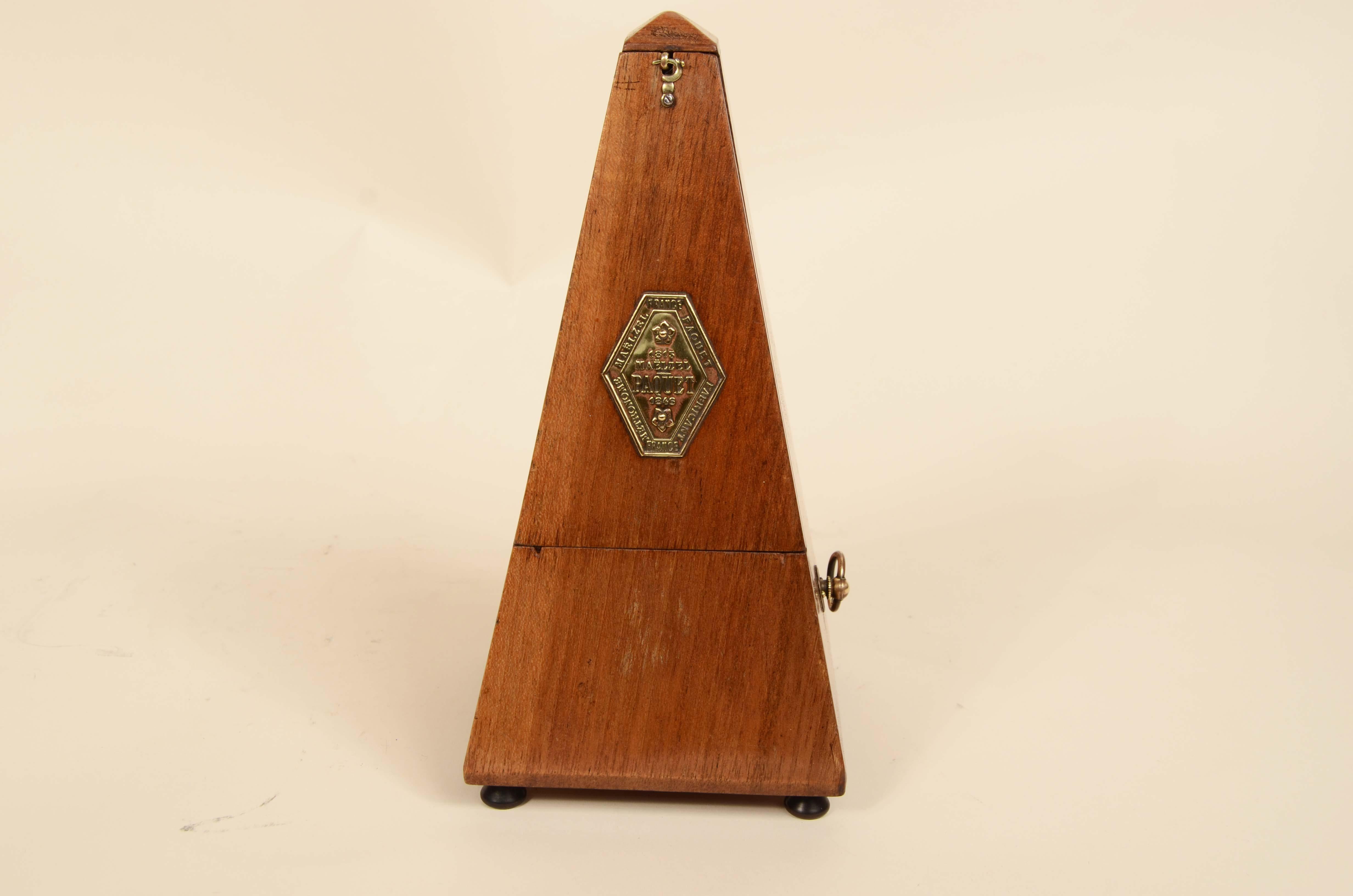 Système de métronome Paquet 1815 et Johan Maelzel 1846 de la seconde moitié du 19e siècle. Il s'agit d'un instrument utilisé pour mesurer le tempo de la musique, le son du pendule indiquant avec précision la vitesse à laquelle elle est jouée.