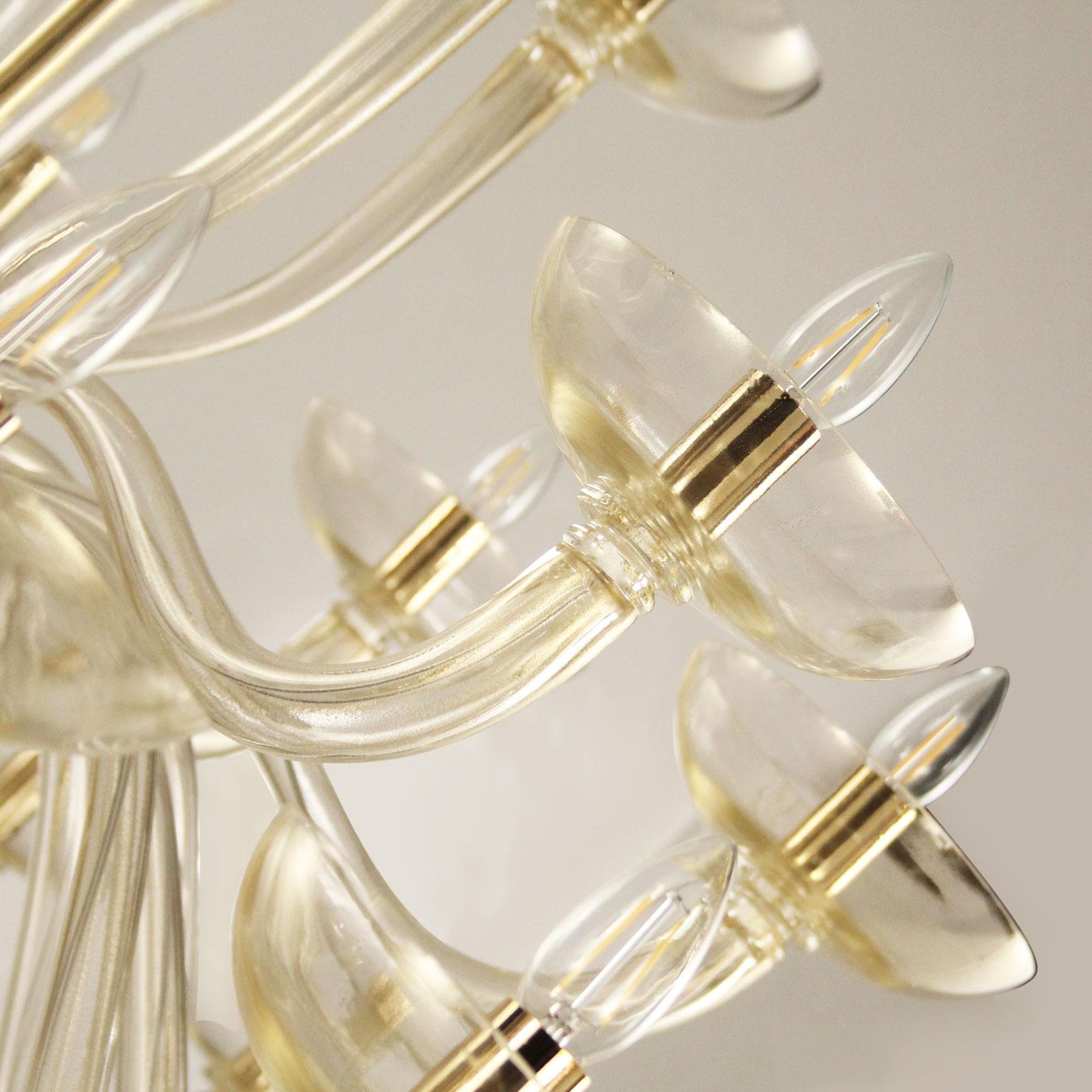 Metropole chandelier with 28 lights staggered in 3 levels. Artistic blown Murano glass with gold leaf by Multiforme.

Metropole is a modern Murano glass chandelier characterised by an essential design and perfectly balanced shapes. This classic