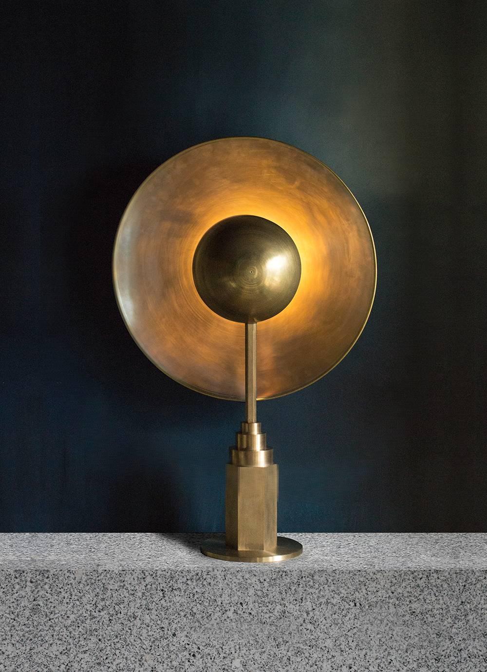Metropolis Tischlampe aus Messing von Jan Garncarek im Zustand „Neu“ in Geneve, CH