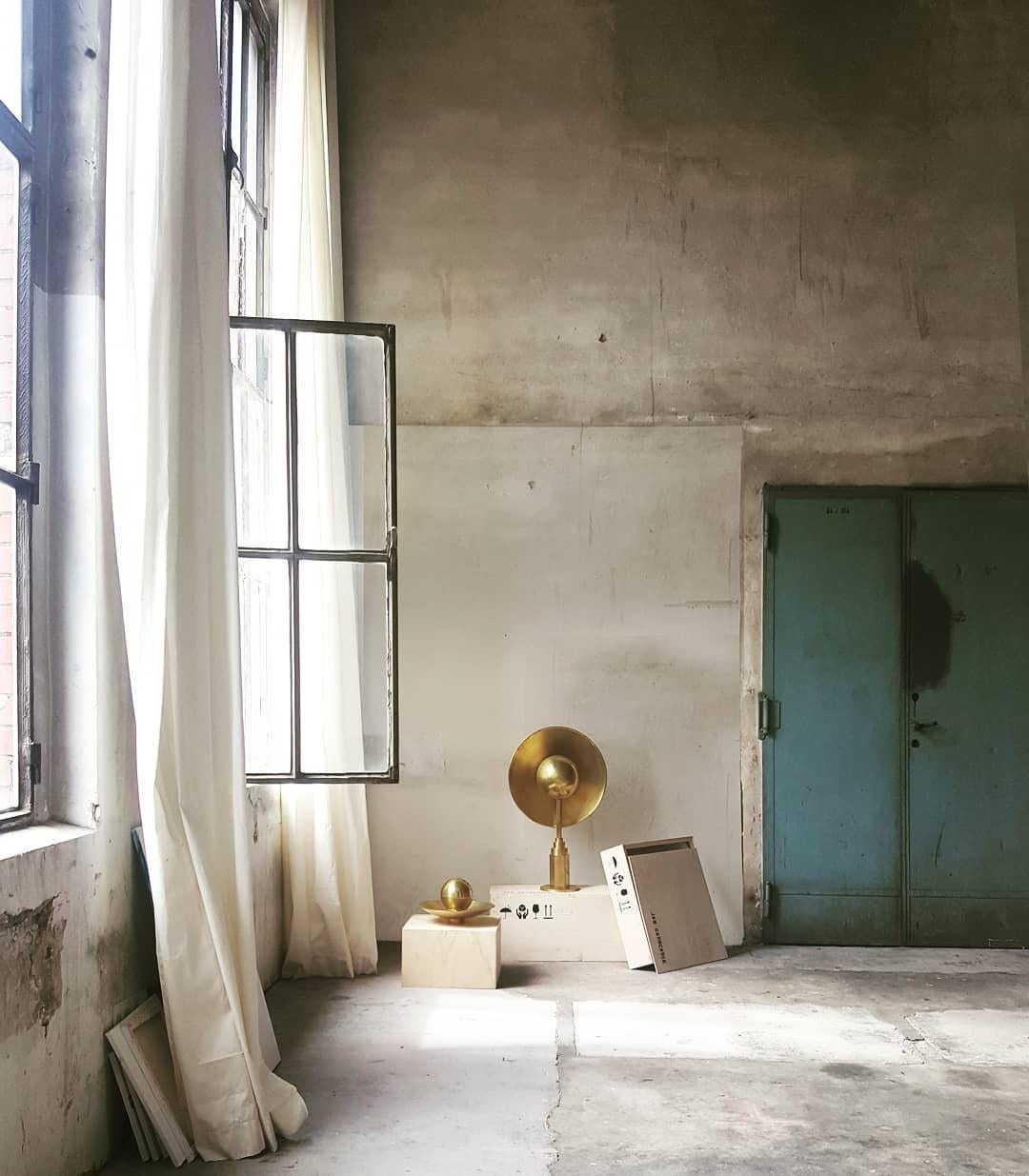 Metropolis Contemporary Sculptural Brass Table Lamp by Jan Garncarek For Sale 5